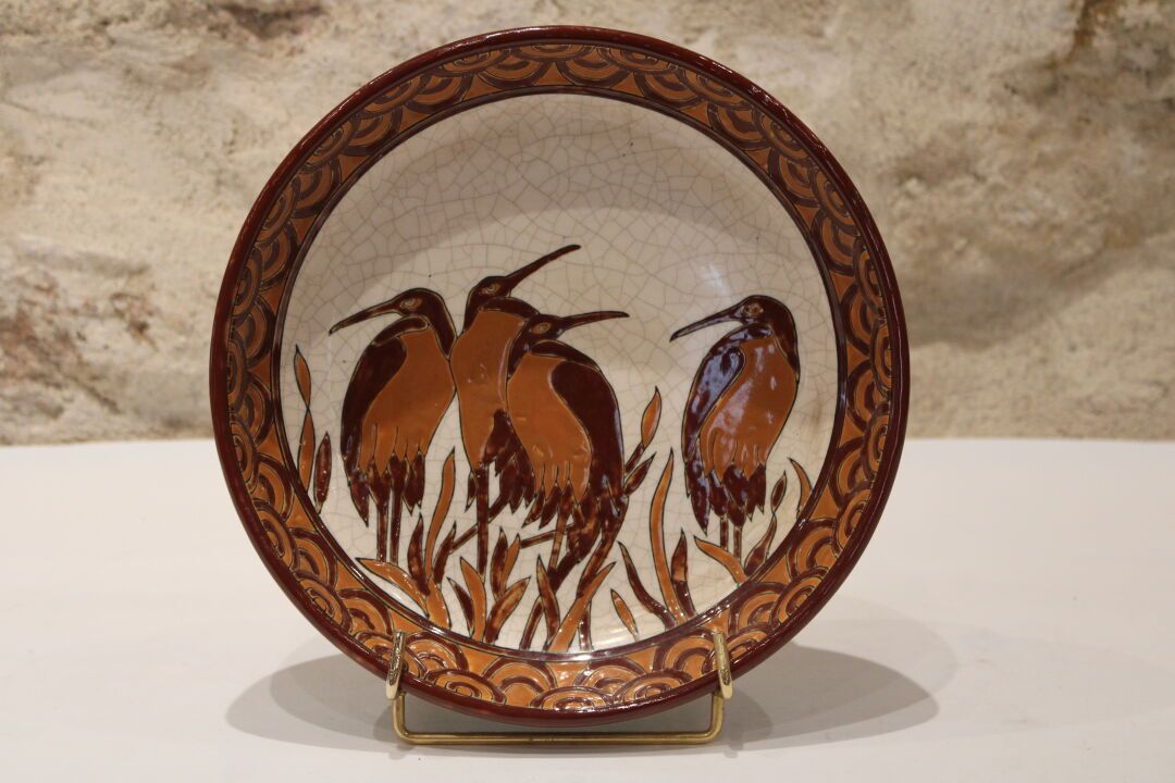 Null Gran plato de cerámica craquelada de estilo Art Déco con aves zancudas. Diá&hellip;