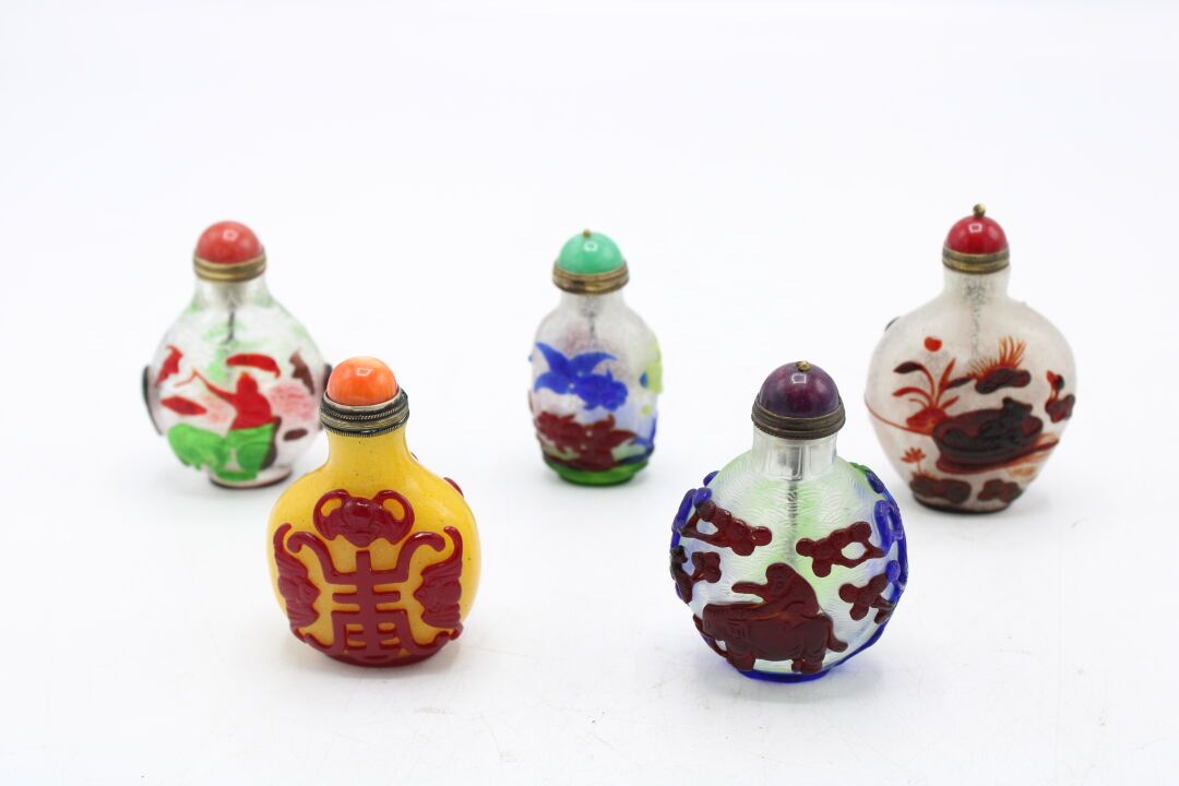 Null 中国，20世纪
五件玻璃套料鼻煙壺，四件是雪花或半透明背景的多色煙壺，一件是黃色背景的紅色煙壺，飾有魚、船中人物、大象上的猴子和馬，黃色背景的六隻蝙蝠&hellip;
