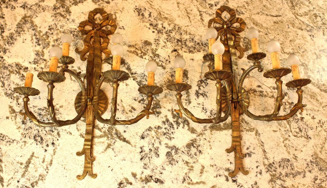 Null Paire d'appliques en bronze doré à six bras de lumières
Dans le goût du XVI&hellip;