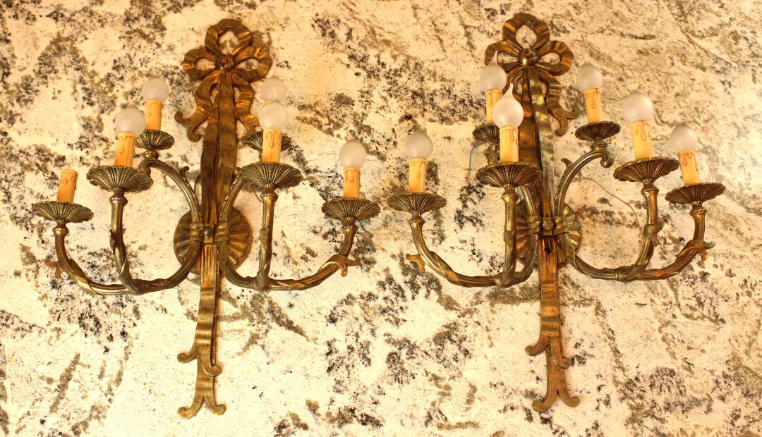 Null Pareja de apliques ormolu de seis luces
Estilo siglo XVIII
Altura: 60 cm
El&hellip;