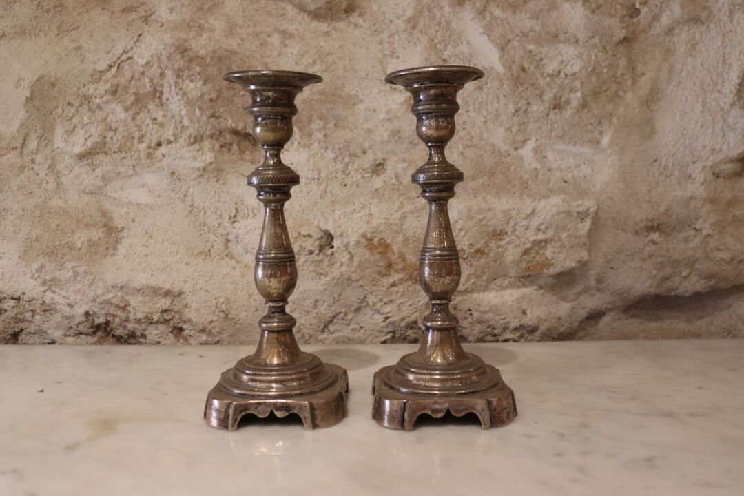 Null Pair of candlesticks in silver plated metal, in the 18th century taste. Hei&hellip;