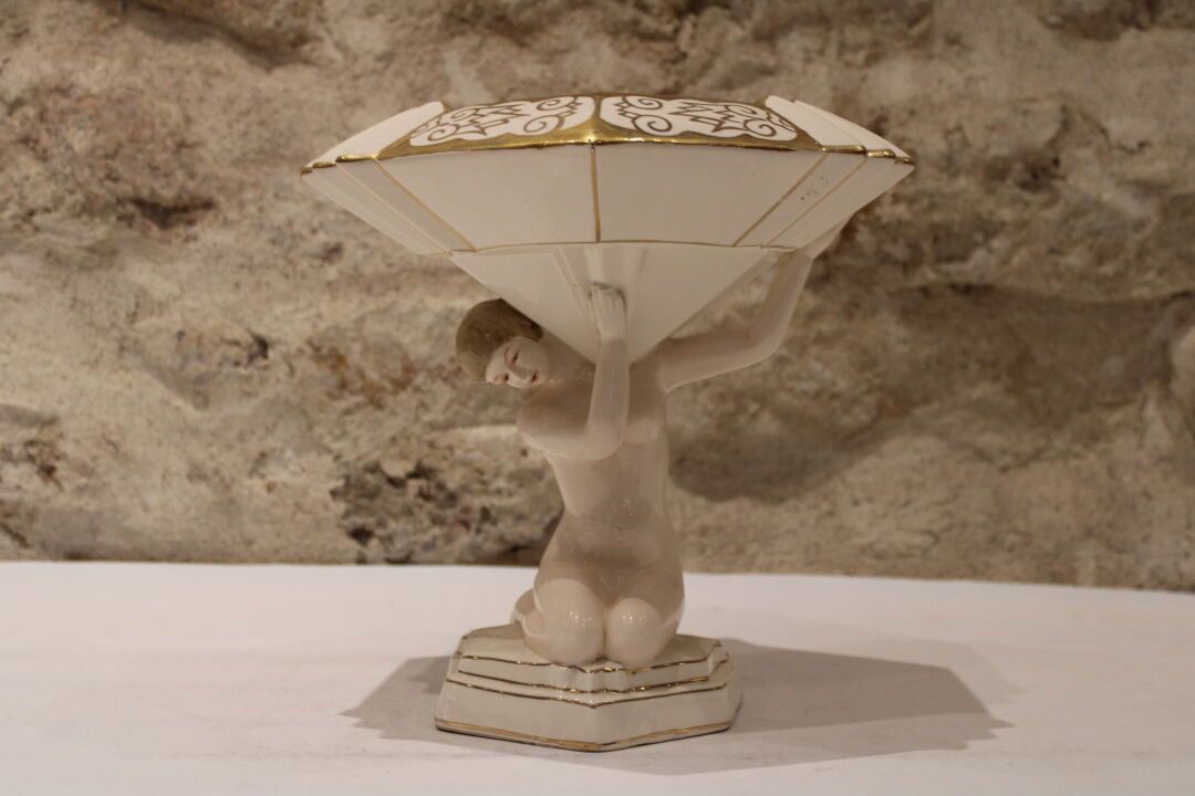 Null 装饰艺术风格的主题，代表一个裸体女人拿着一个托盘，大陶瓷碗，约1930年。尺寸：27 x 29厘米