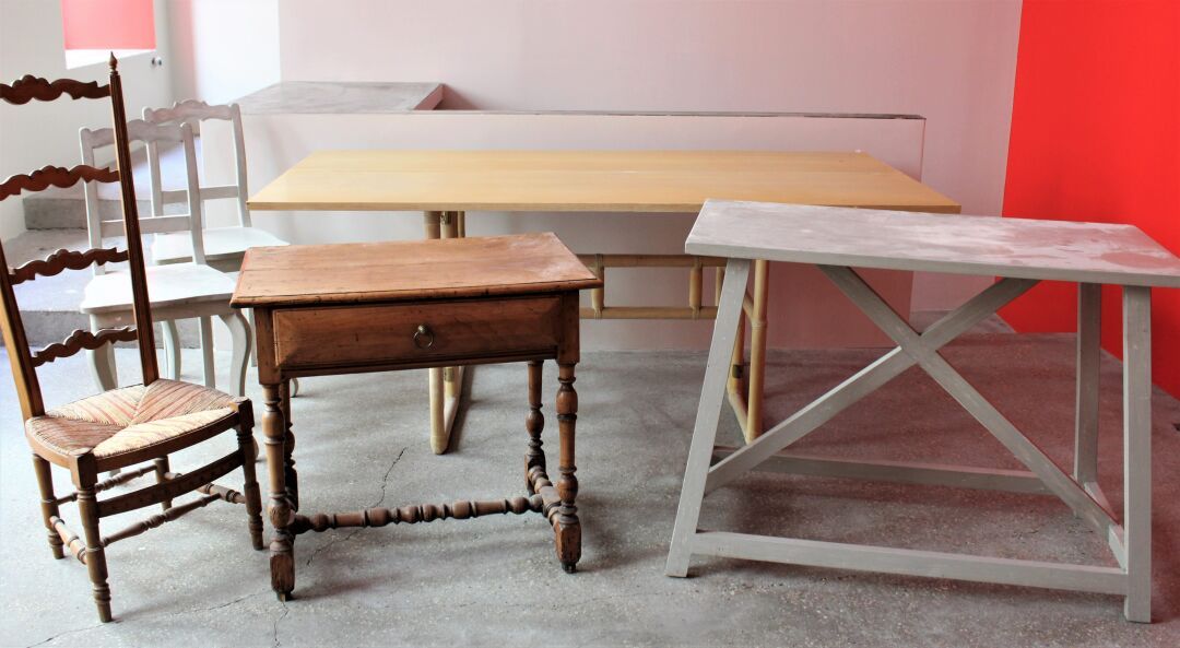 Null 一张浅色木材的书桌。
尺寸：75 x 45.5 x 181厘米
一套灰色油漆木质的桌子和两把椅子
尺寸：101 x 49.5 x 75厘米
一张木制书&hellip;