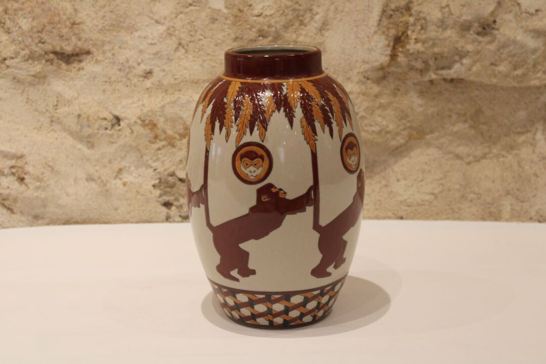 Null 一个大型的装饰艺术风格的陶瓷花瓶，装饰着标志和风格化的虎头。高度：30厘米