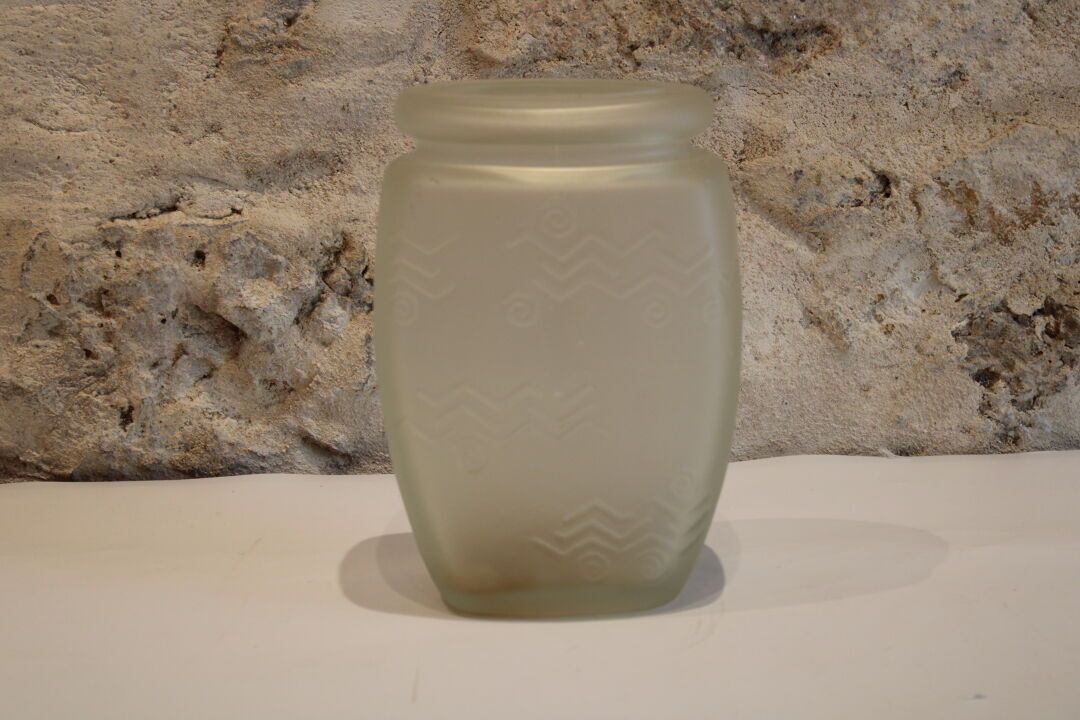 Null Paloma PICASSO (1949) pour Minotaure, vase en verre givré à panse aplatie. &hellip;