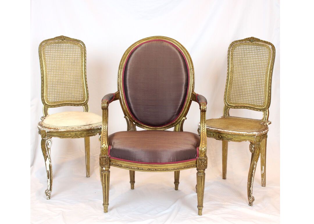 Null 一套两把路易十六风格的鎏金木椅，藤条座。
尺寸：96 x 40 x 42厘米

一把路易十六风格的鎏金木模制和雕刻的奖章靠背扶手椅。
尺寸：96 x &hellip;