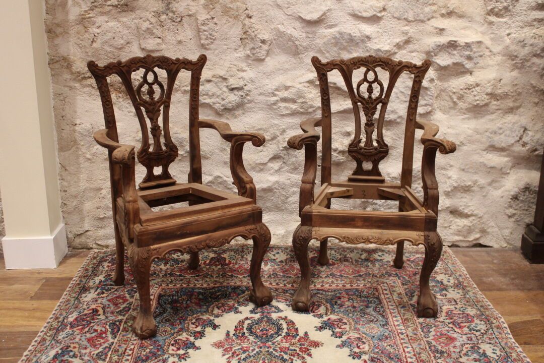 Null 一对天然木扶手椅，模制和丰富的雕刻，英国20世纪的作品，具有大师的味道，镂空的背部，扶手，高65厘米，宽38厘米，长31厘米