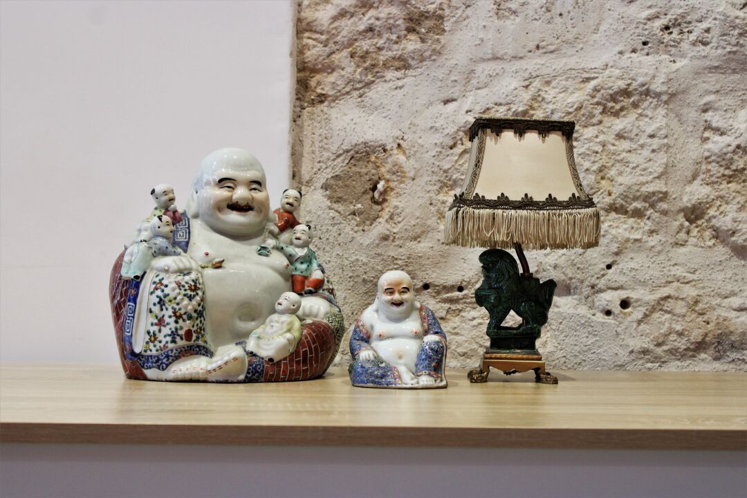 Null CHINA: Buda de porcelana policromada con niños riendo. Marcado en la base 
&hellip;