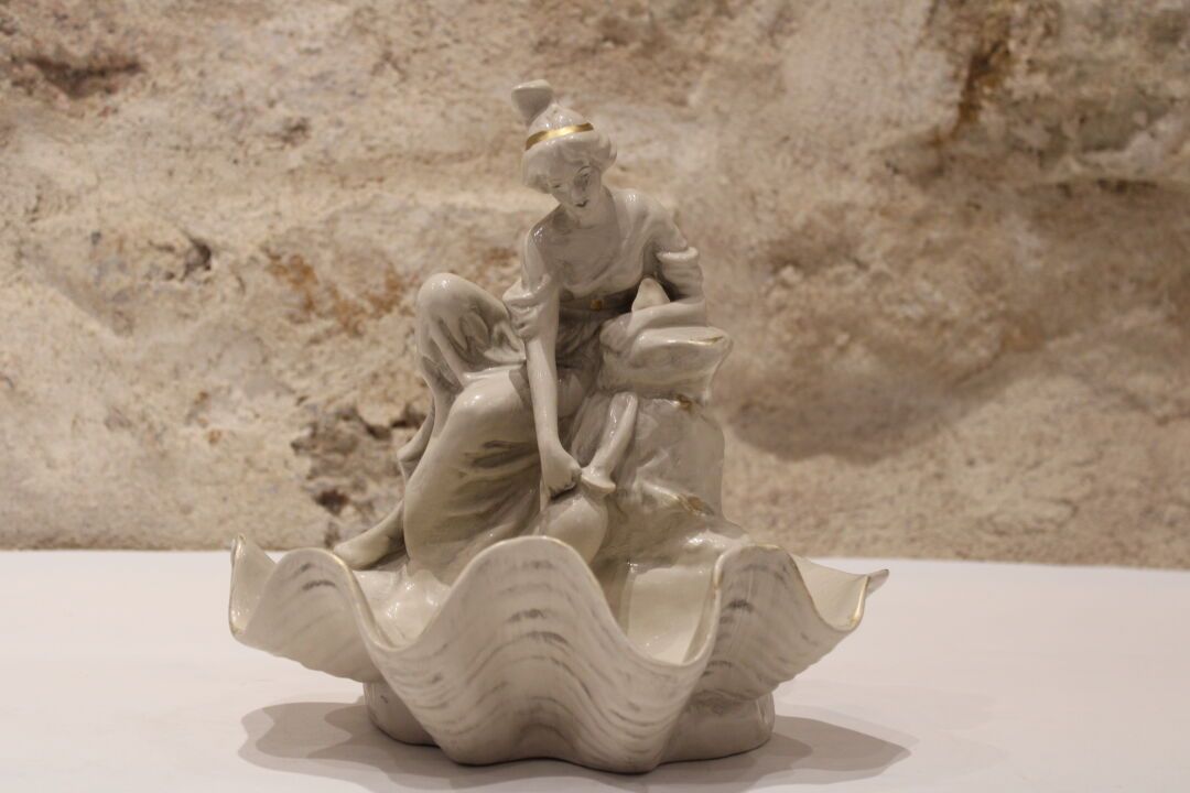 Null 新艺术风格的瓷质袖珍托盘，形状是一个贝壳，上面有一个女人在喷泉中画画。高度：26厘米
