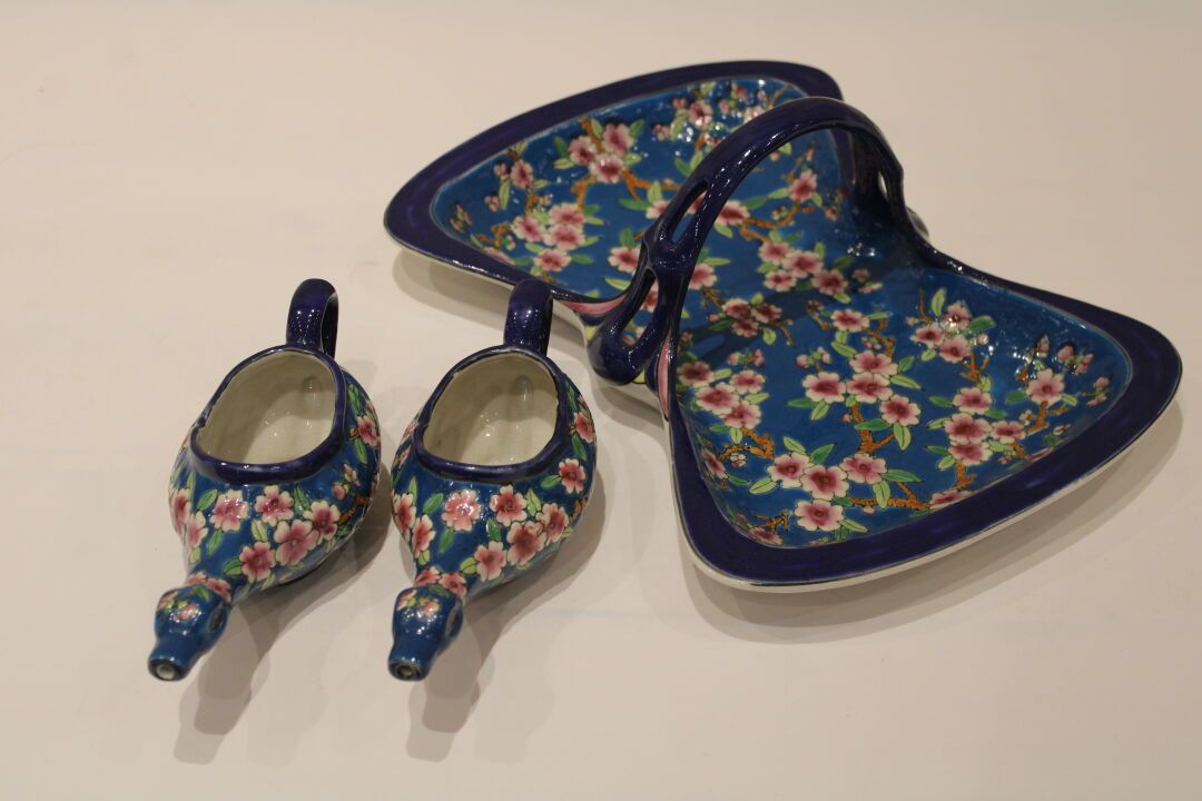 Null 一套蓝底多色花的珐琅彩陶器，包括两个鸭子形状的酱船和一个带柄的篮子形状的盘子。尺寸：32厘米