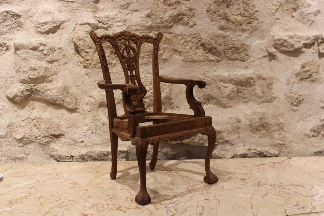 Null 天然木质扶手椅，模制和丰富的雕刻，英国20世纪的杰作品味，镂空靠背，扶手，高51厘米，宽32，深28厘米