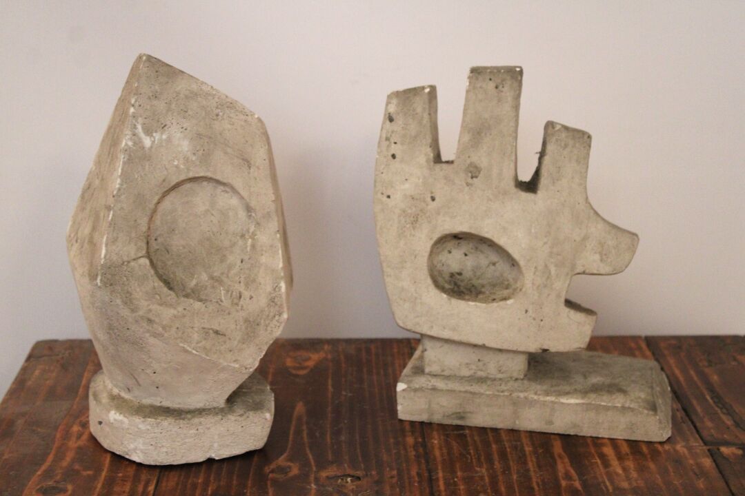 Null 保罗-路易-博洛特（1918-2003）。 两件双面抽象雕塑的重聚，石膏。
带底座的高度：28和29厘米。