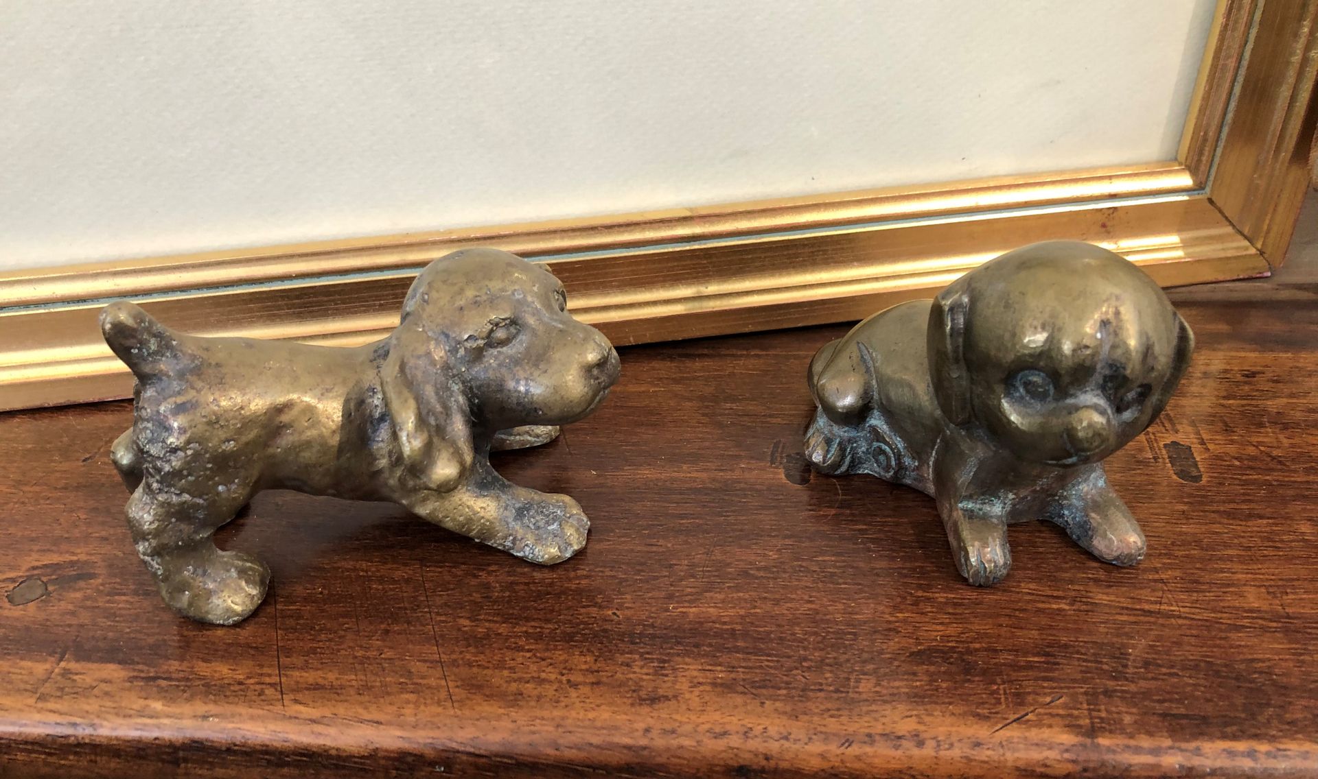 Null BRONZE

Couple de chiens jouant en bronze doré.

H 5,5 cm L 9cm

H 6 cm L 8&hellip;