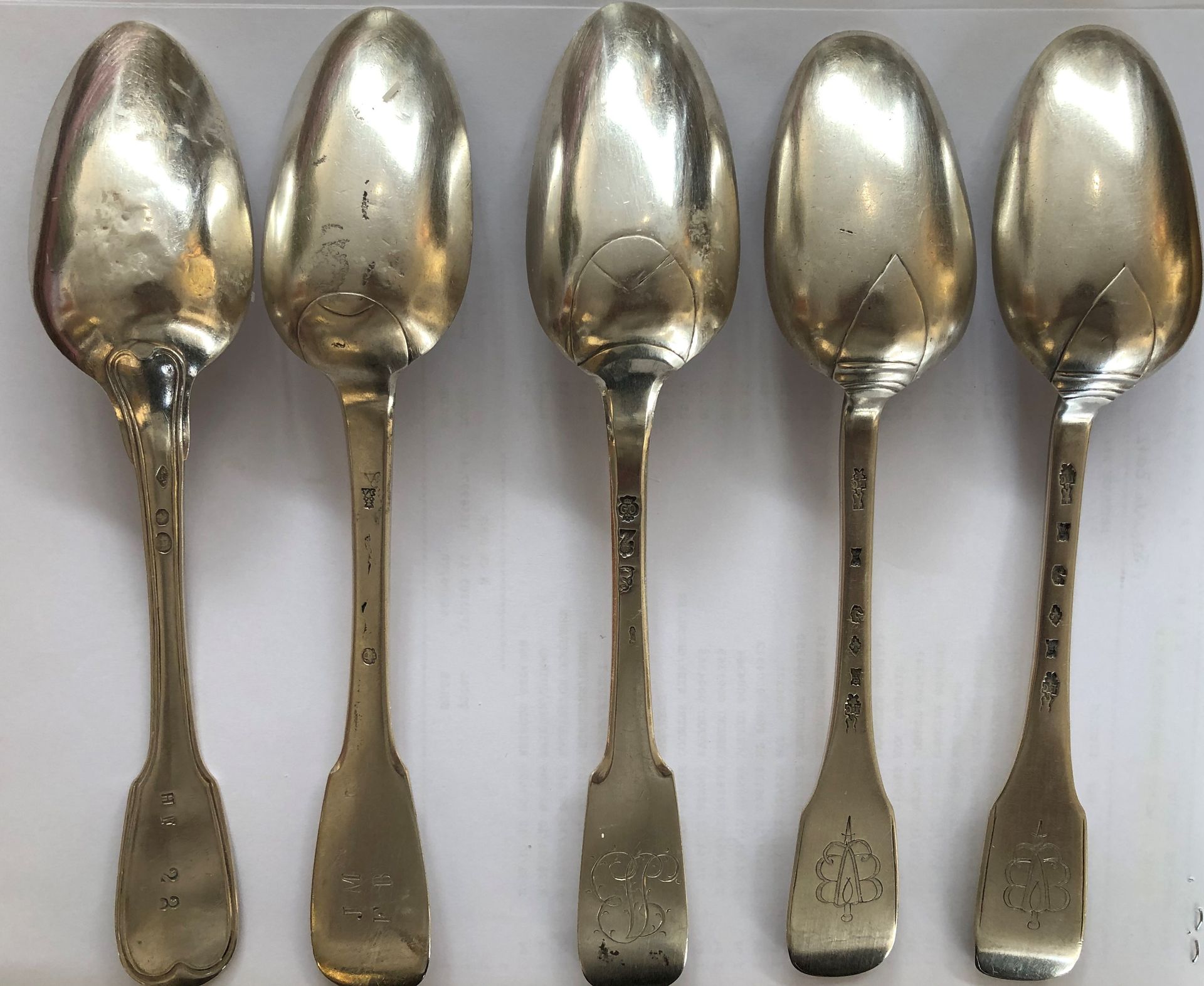 Null Lote de 5 cucharas soperas de plata (1798 a 1809) 

Peso:390 gr