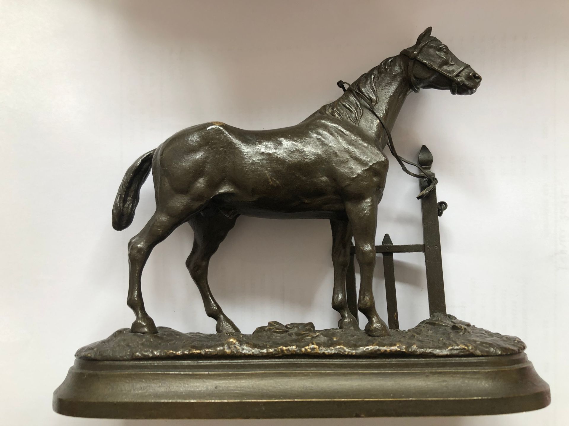 Null 约瑟夫-维克多-谢明(1823-1901)

马在停止和它的附件。 

棕色铜锈的青铜器，露台上有签名。

H.15 cm - L. 17 cm
