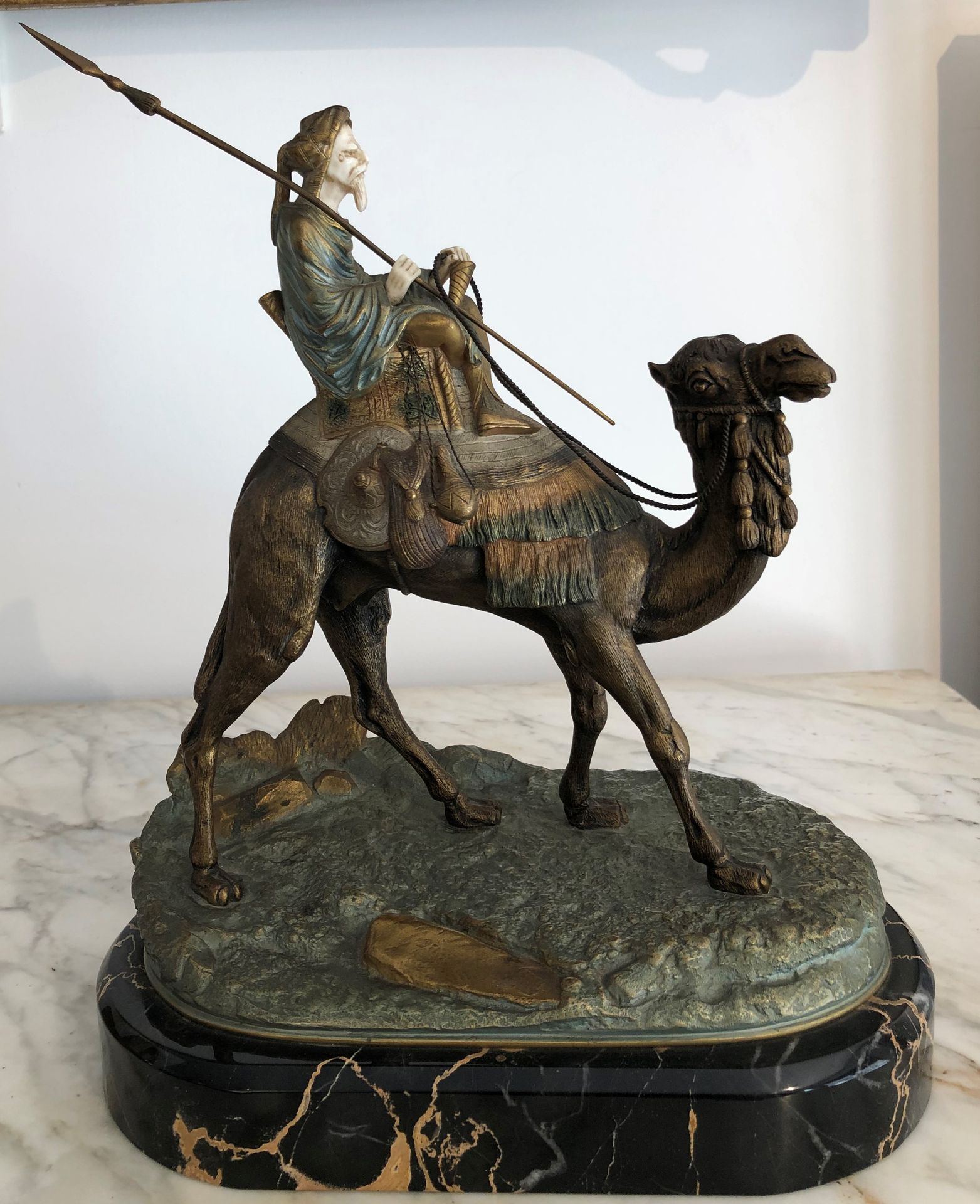 Null Alexandre Lambert LEONARD (1821-1877)之后

"赶骆驼的人"。

一件带有金色铜锈和象牙的菊花象证明，表现了一个骆&hellip;