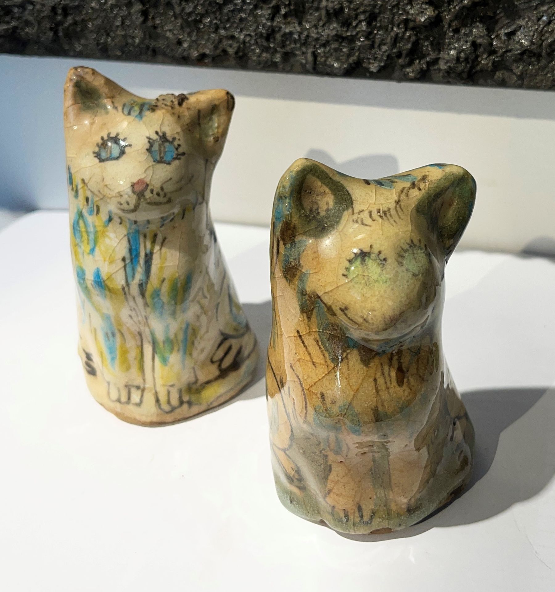 Null PERSE 
Cat statuettes x 2 in siliceous ceramic with polychrome decoration u&hellip;