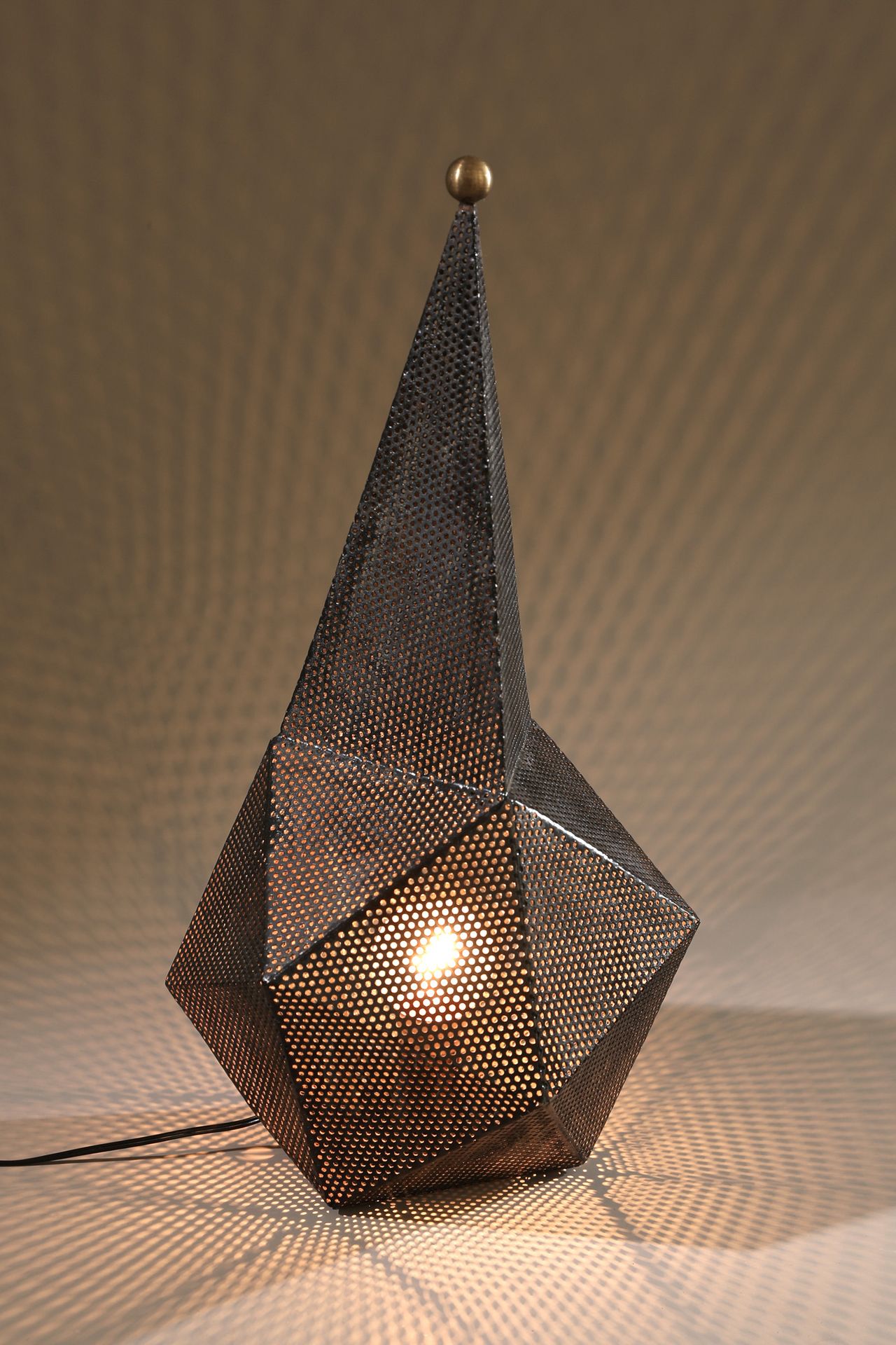 Mathieu Matégot, perforated plate table Lamp, model Bagdad 马蒂厄-马特戈特，穿孔金属板台灯，巴格达模&hellip;