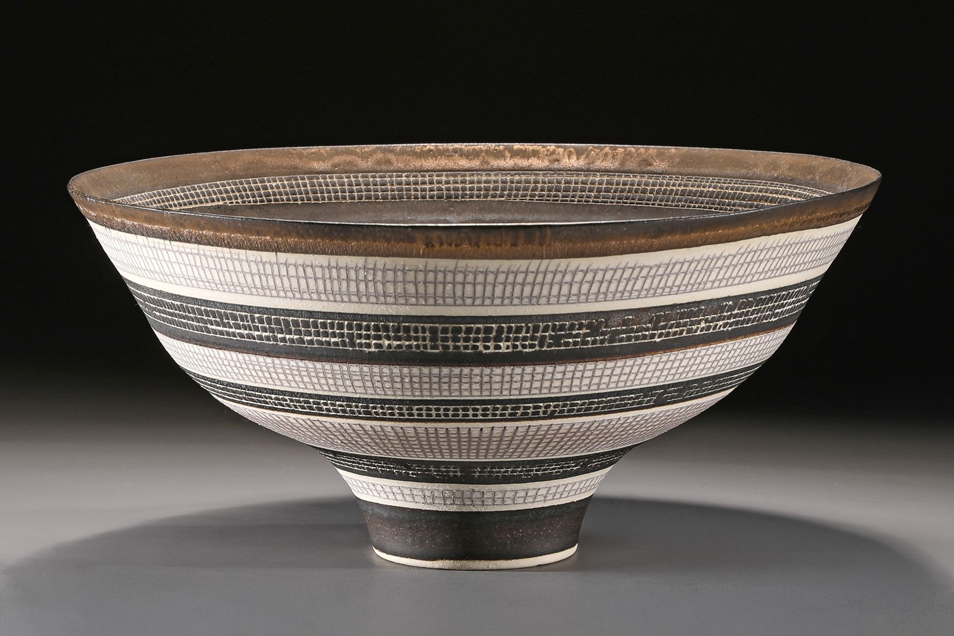 Lucie Rie*, Sgraffito Bowl, 1968-1972 Lucie Rie*, Coupe sgraffite, 1968-1972
196&hellip;