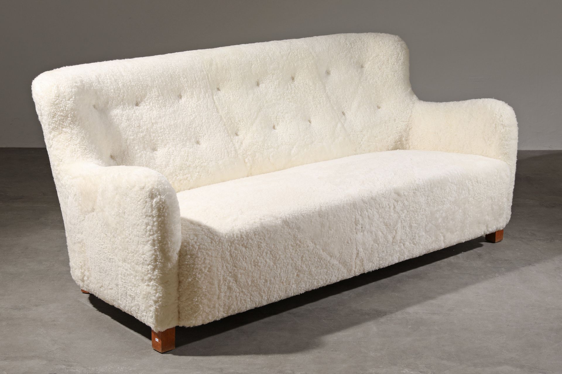 A. J. Iversen, Lounge Sofa with sheepskin A. J. Iversen, Canapé lounge en peau d&hellip;