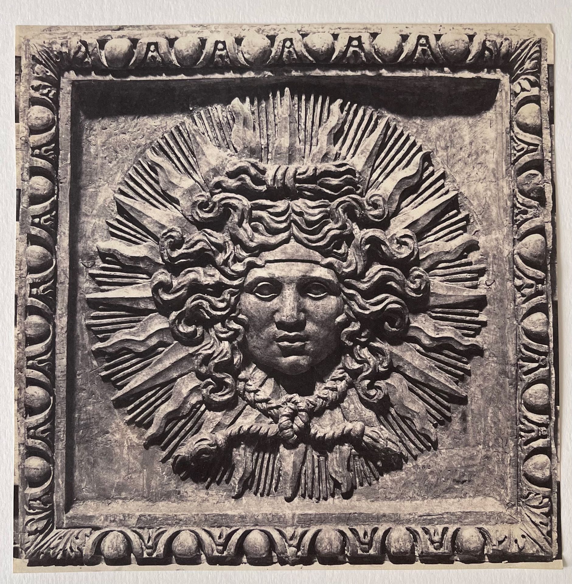 EDOUARD BALDUS (1813-1889) 太阳，杜伊勒里宫的装饰，巴黎，约1855年 盐纸印刷品，来自纸质底片，220x220毫米，色调优美。原始纸&hellip;