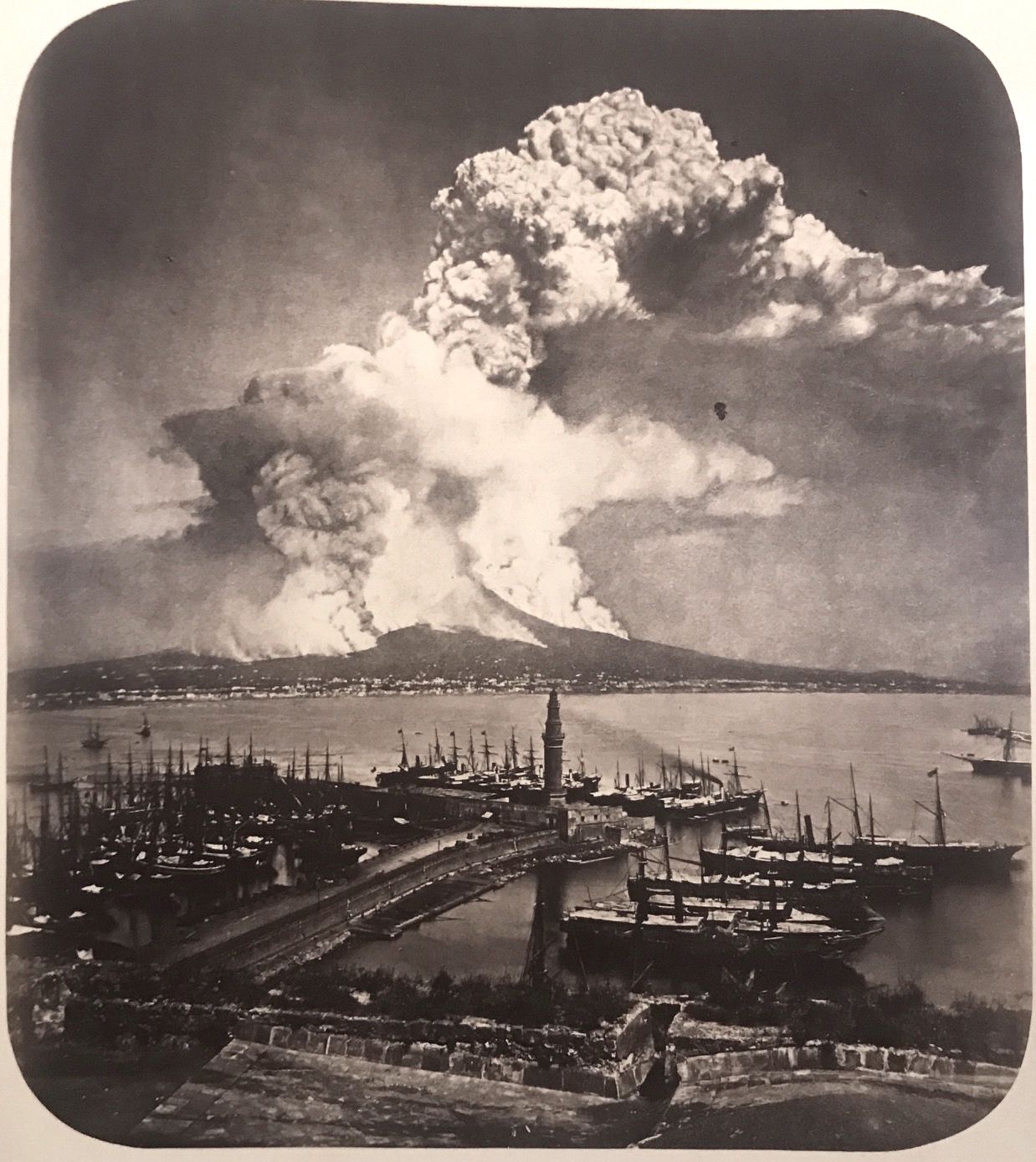 Circle of Roberto Rives and Giorgio Sommer 维苏威火山1872年4月26日的爆发，摄影作品 白板印刷品，248x207&hellip;