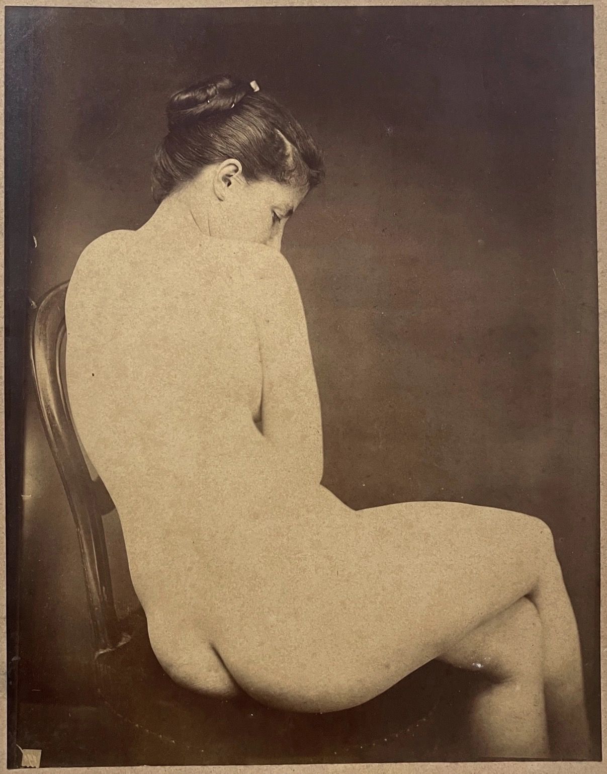 Parisian Studio 
裸体，巴黎，约1895年 册页印刷品，234x182毫米，底片上有难以辨认的小纸条，表面有一些斑点