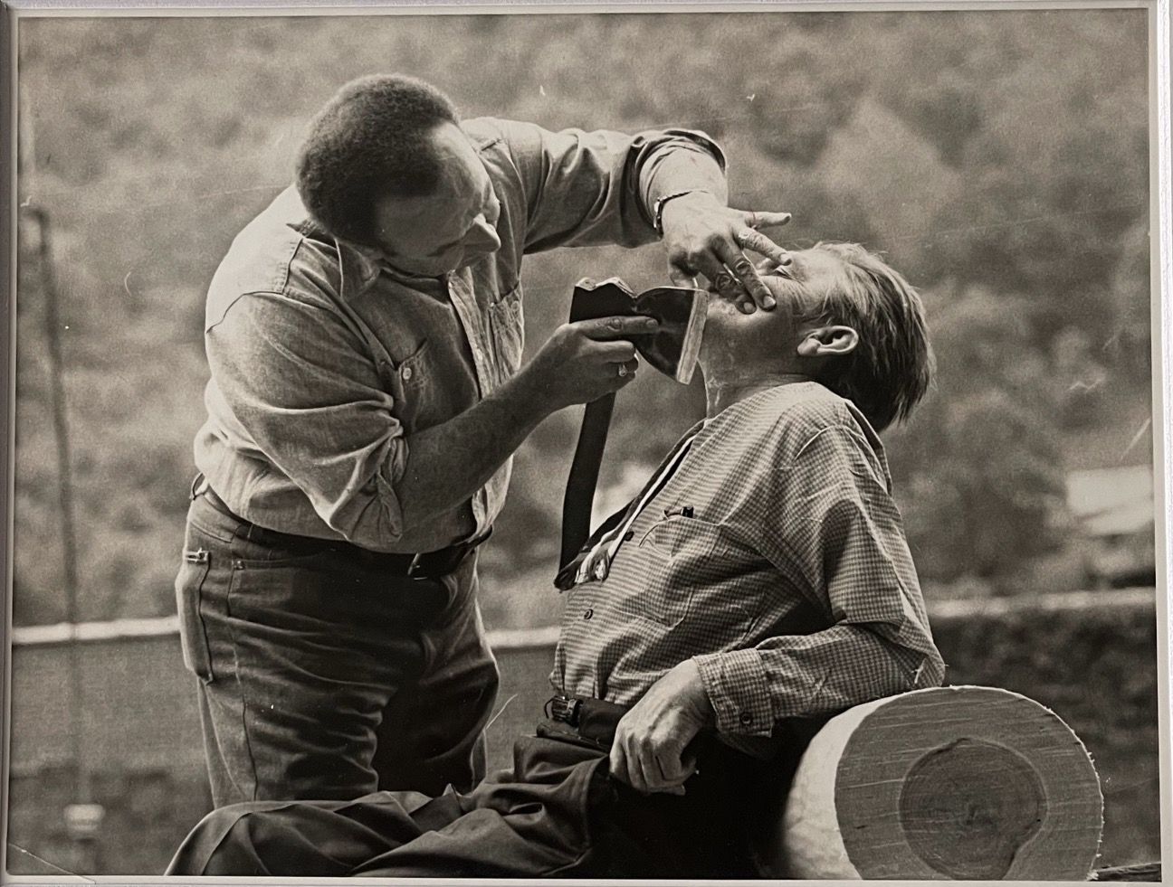 American Candid Photographer Razor's Edge, Barber's skill USA, um 1950 Vintage P&hellip;