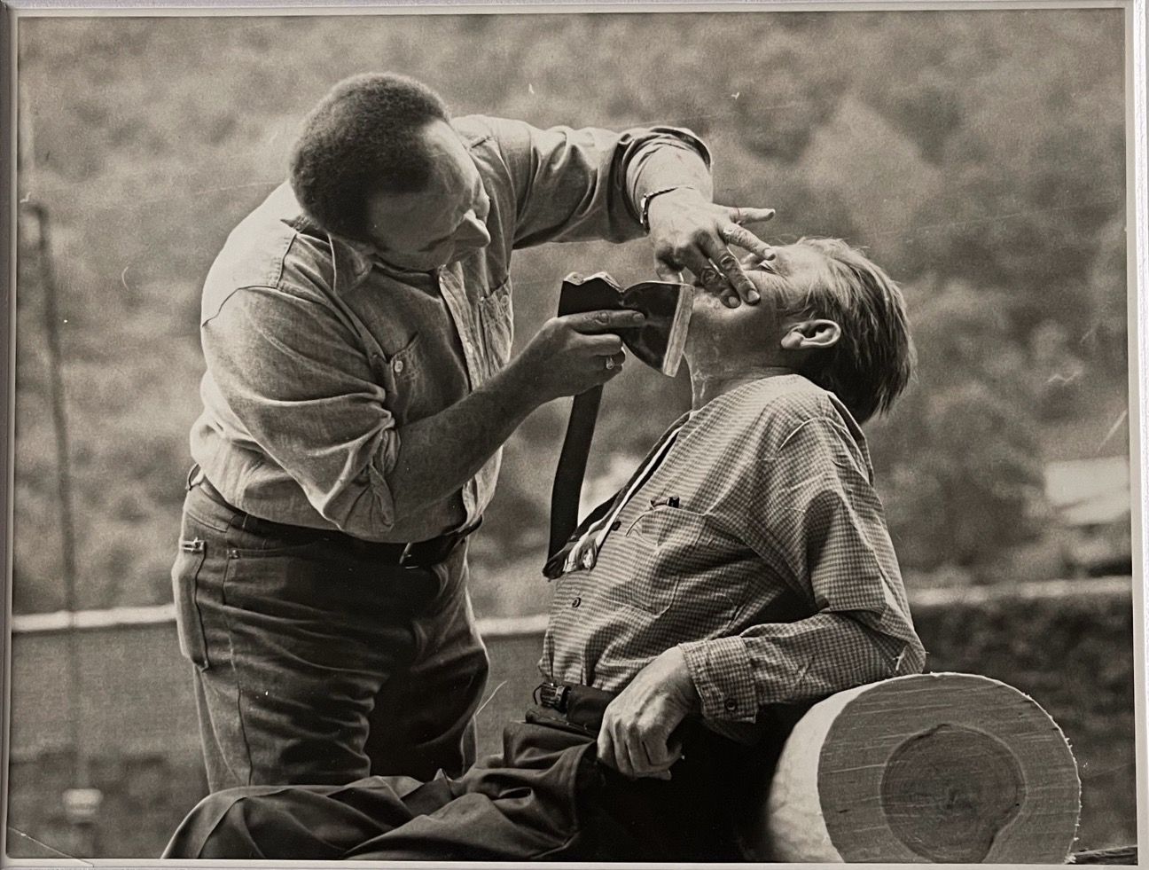 American Candid Photographer Razor's Edge, Barber's skill USA, c. 1950 复古的印刷品，18&hellip;