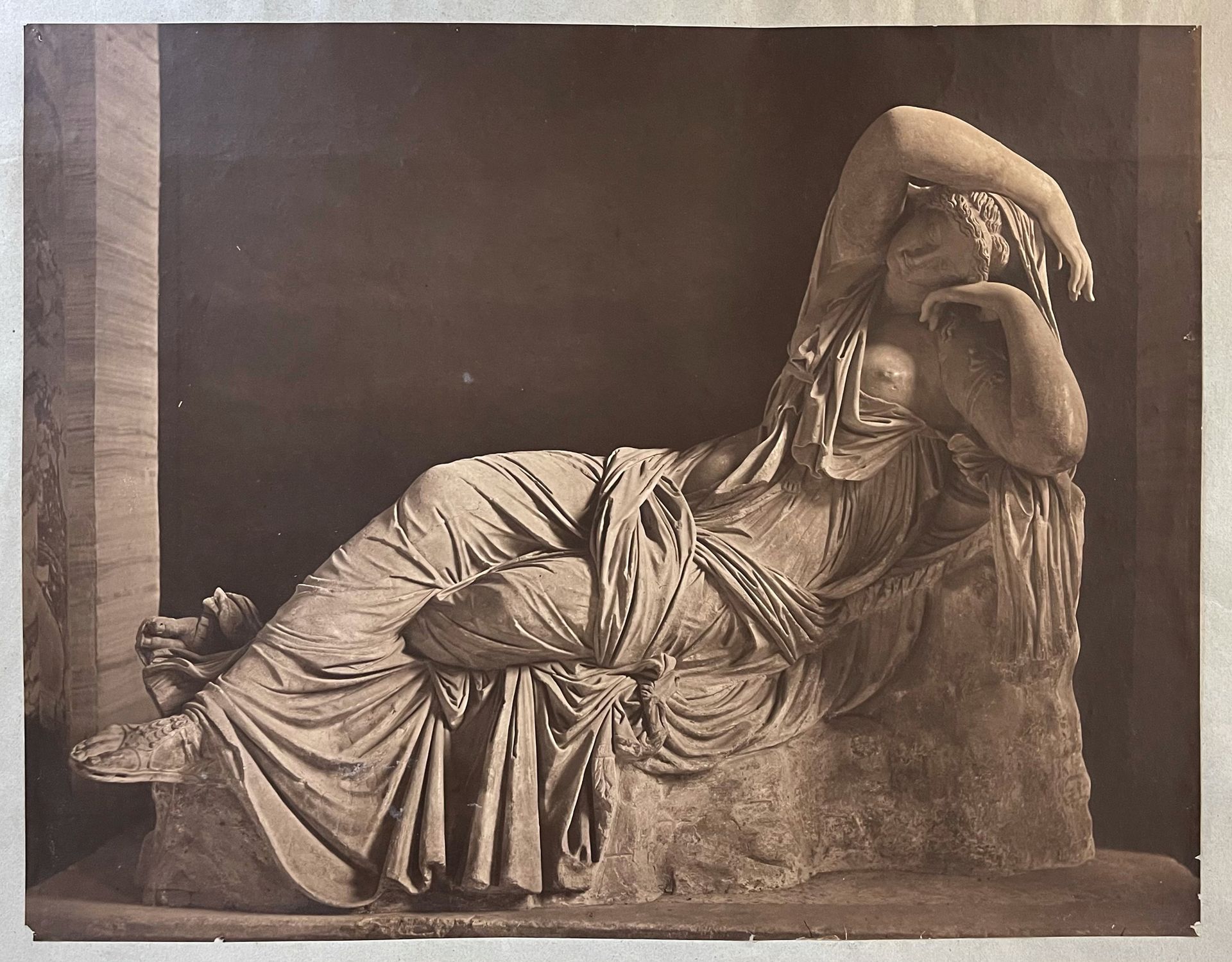 Adolphe Braun (1812-1877) 
阿里阿德涅》，梵蒂冈博物馆，罗马，约1868年 大型碳素印刷品，369x473毫米，旧支架，边缘有小裂缝。