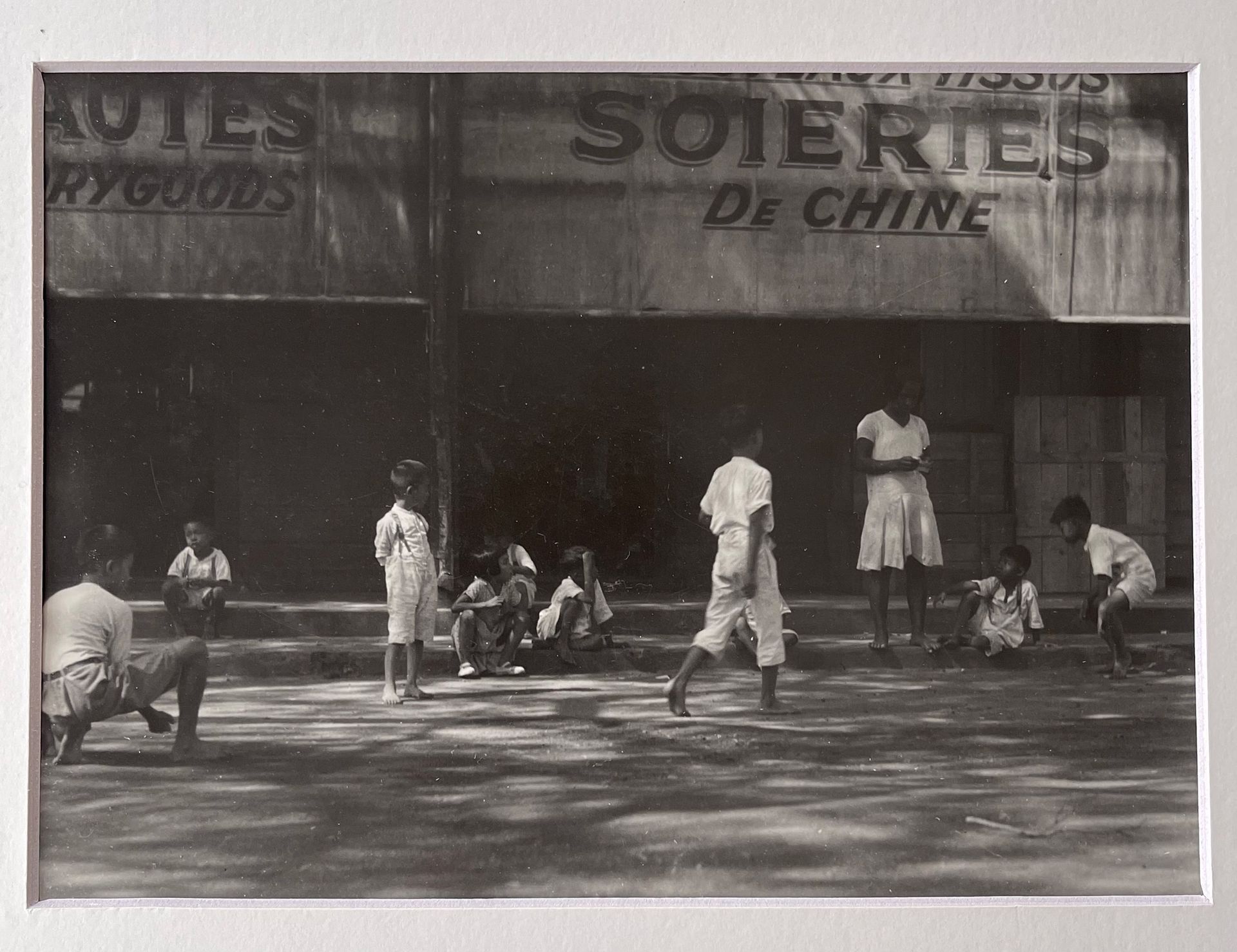 Roger PARRY (1905 - 1977) 中国城--Soiries de Chine，瓜德罗普岛，1932年，170x230毫米，遗产邮票。让我们与阿&hellip;