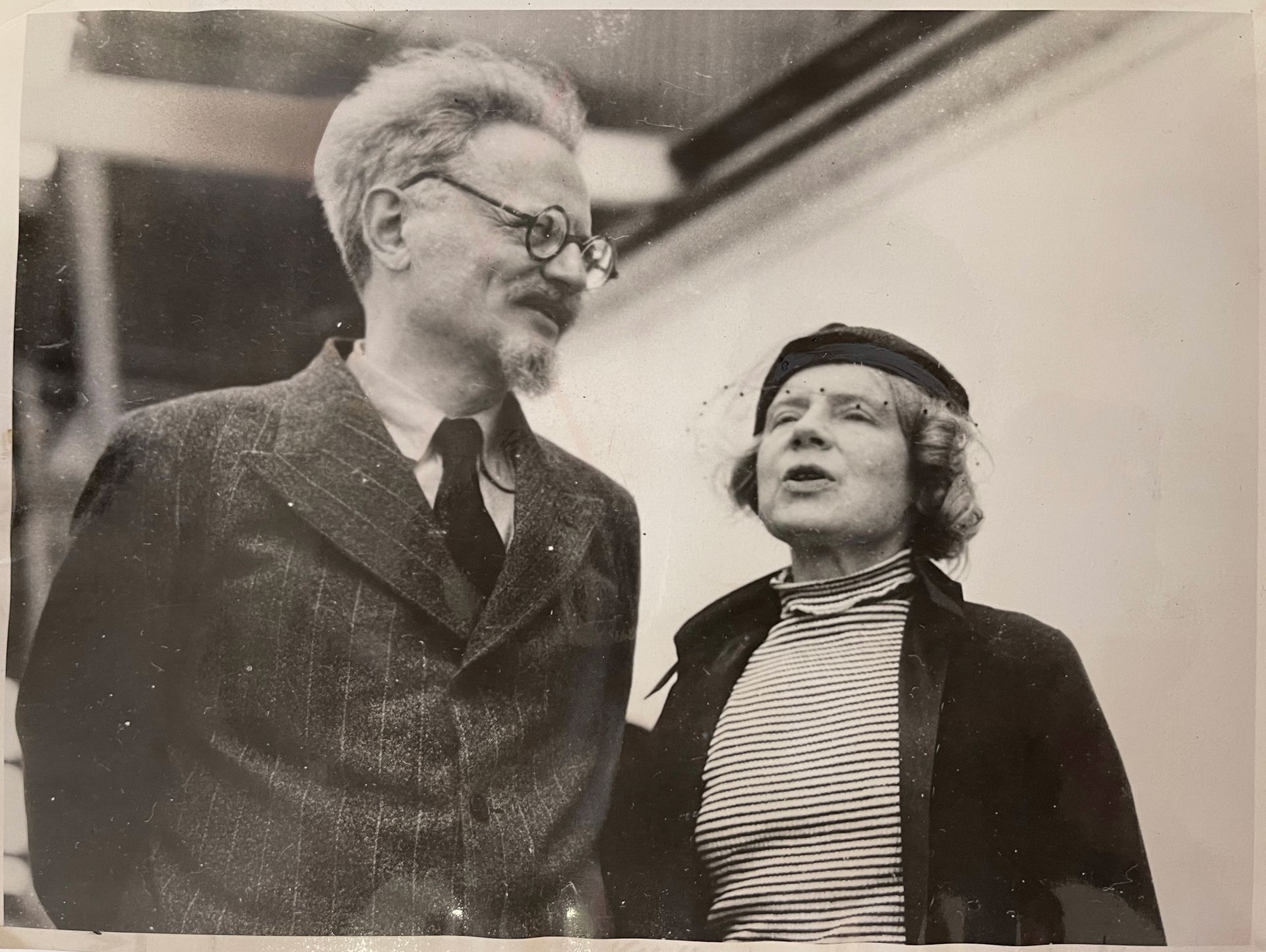 Photoreporter in Mexico 托洛茨基与他的妻子纳塔利娅-塞多瓦抵达墨西哥时的合影，1937年 银质印刷品，194x144毫米，两张报纸剪报，&hellip;