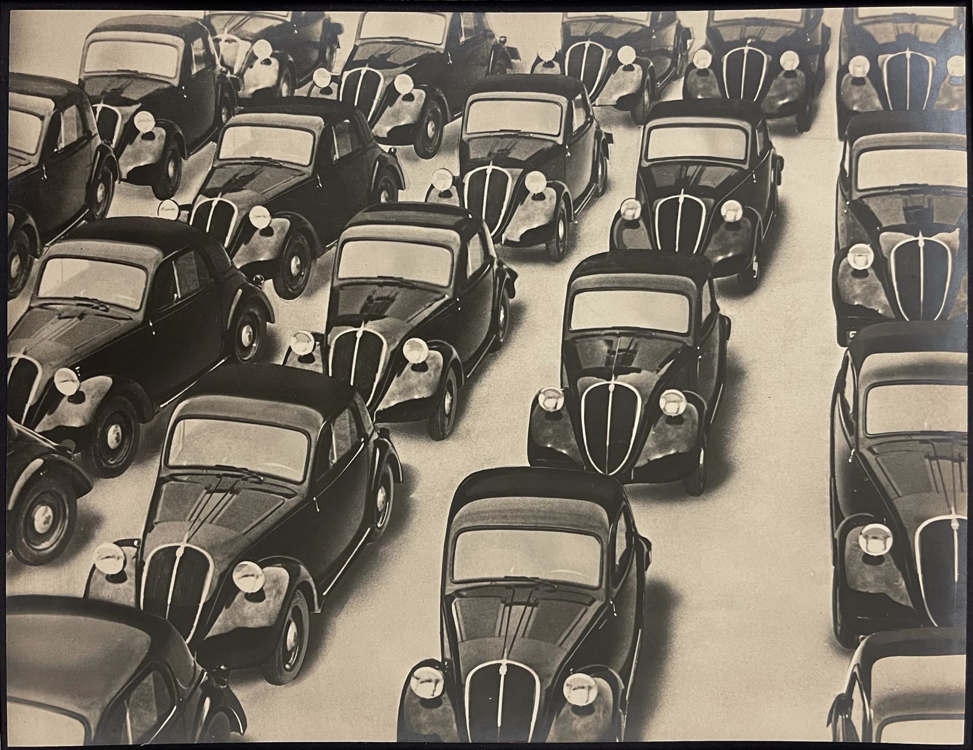 Sandro Guida (active 1937-1939) 
"Hall des voitures neuves" (Salón de los coches&hellip;