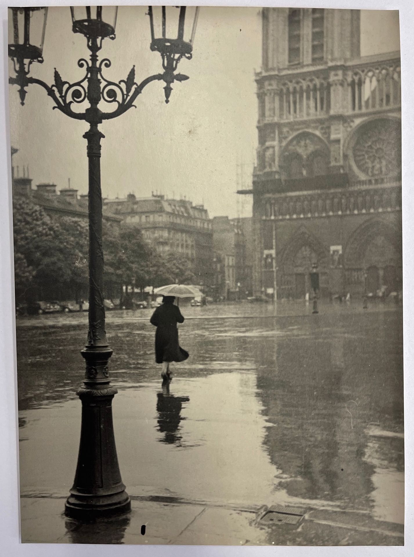 Mr. E. Marchesi (active 1939) Paris im Regen, ca. 1939.