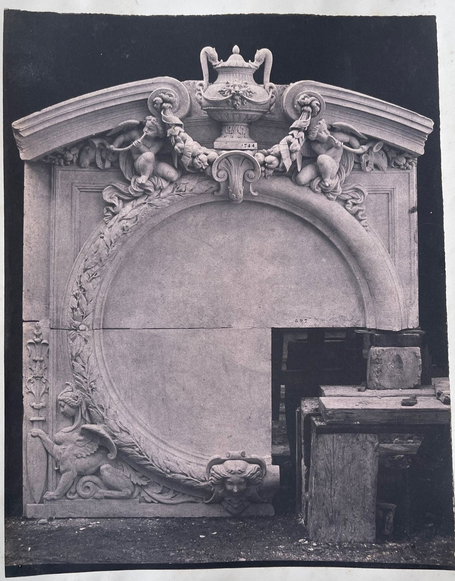 EDOUARD BALDUS (1813-1889) Composición con mesa y escultura, París, c. 1855 Impr&hellip;