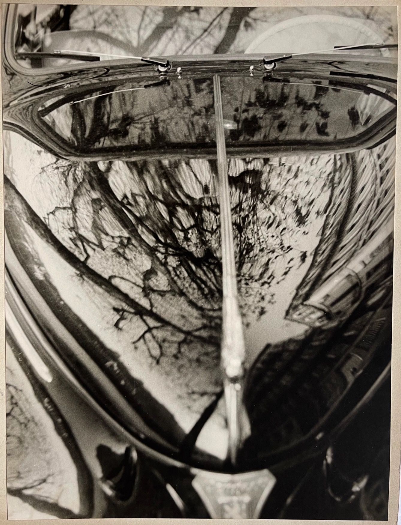 Antoine Demilly (1892-1964) Studio Blanc et Demilly 一辆完美无瑕的标致203A上的倒影，里昂，1948年 复&hellip;