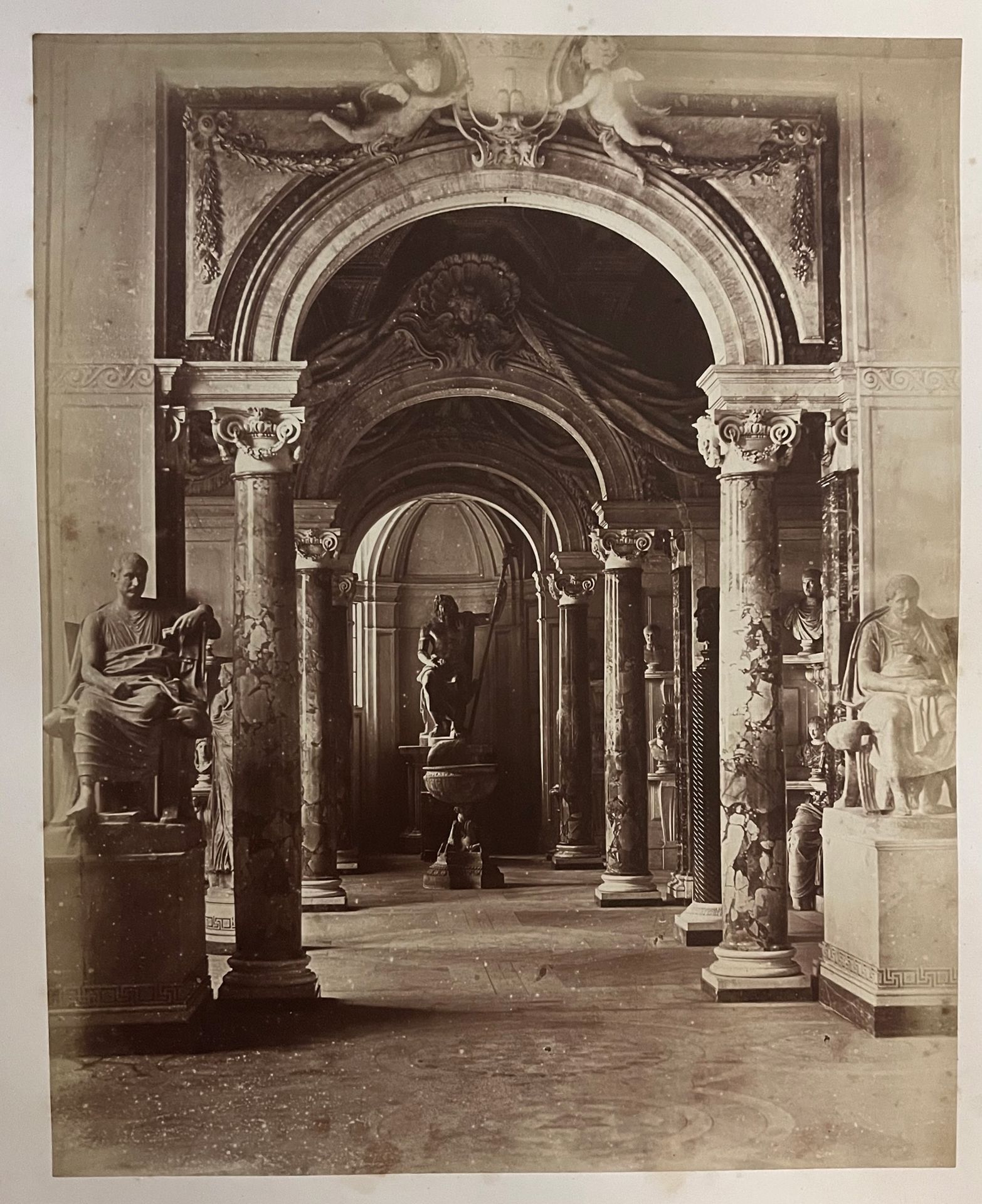 James Anderson (1813-1877) 梵蒂冈博物馆的雕像画廊，19世纪50年代，盐纸印刷品，有愉快的金色调，375x301毫米，暗色对比。