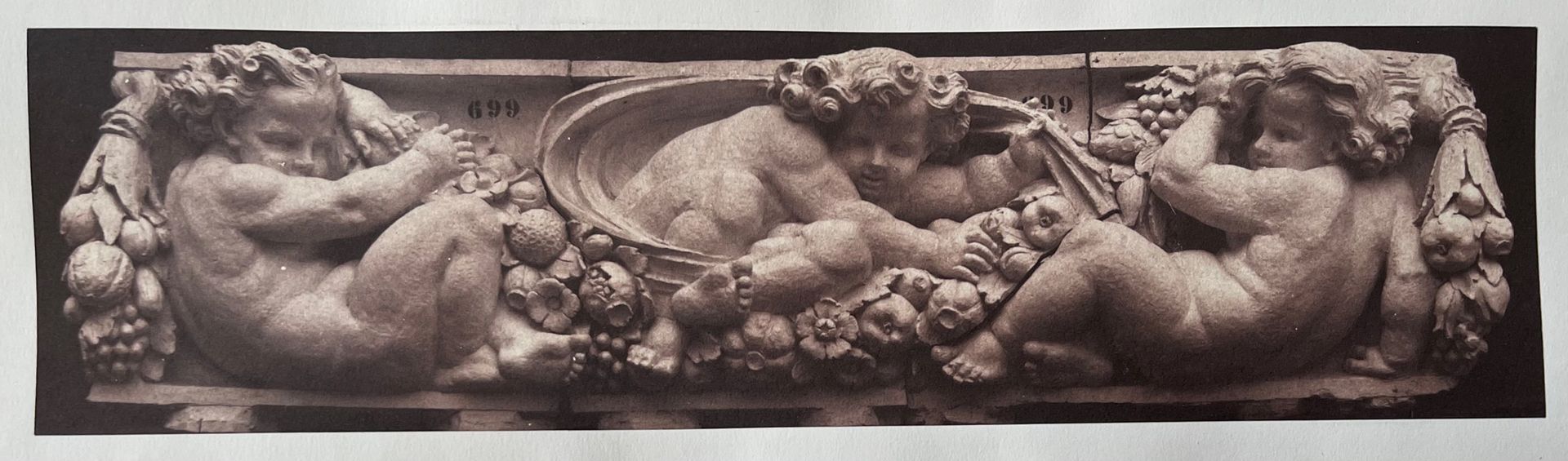 EDOUARD BALDUS (1813-1889) 丰富的资源。杜伊勒里宫的雕塑装饰，约1855年 四张盐纸印刷品，金色调，65x225毫米，强烈的对比（4）&hellip;