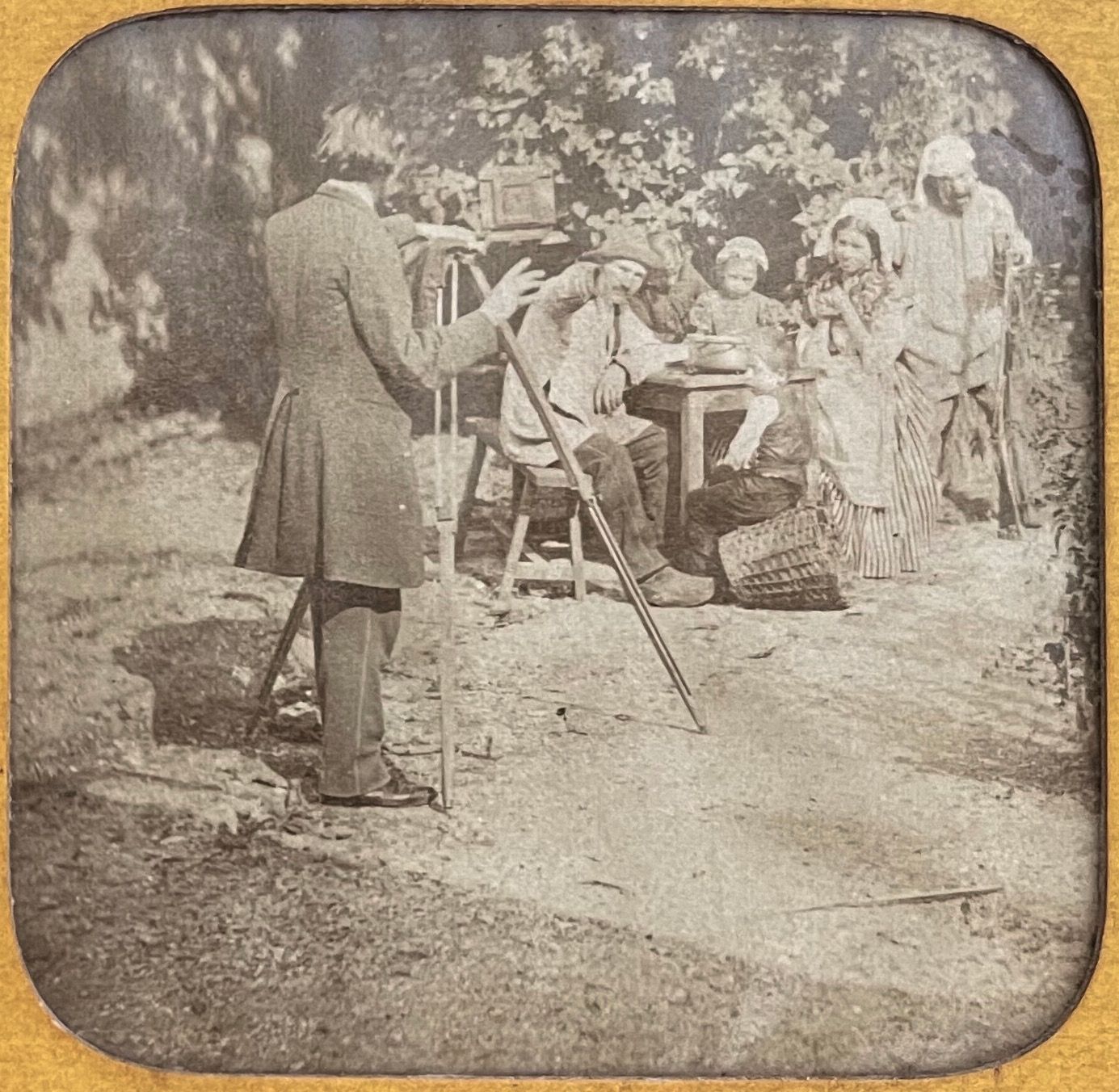 French stereo photographer Tomando fotos al aire libre con un trípode, c. 1860 I&hellip;
