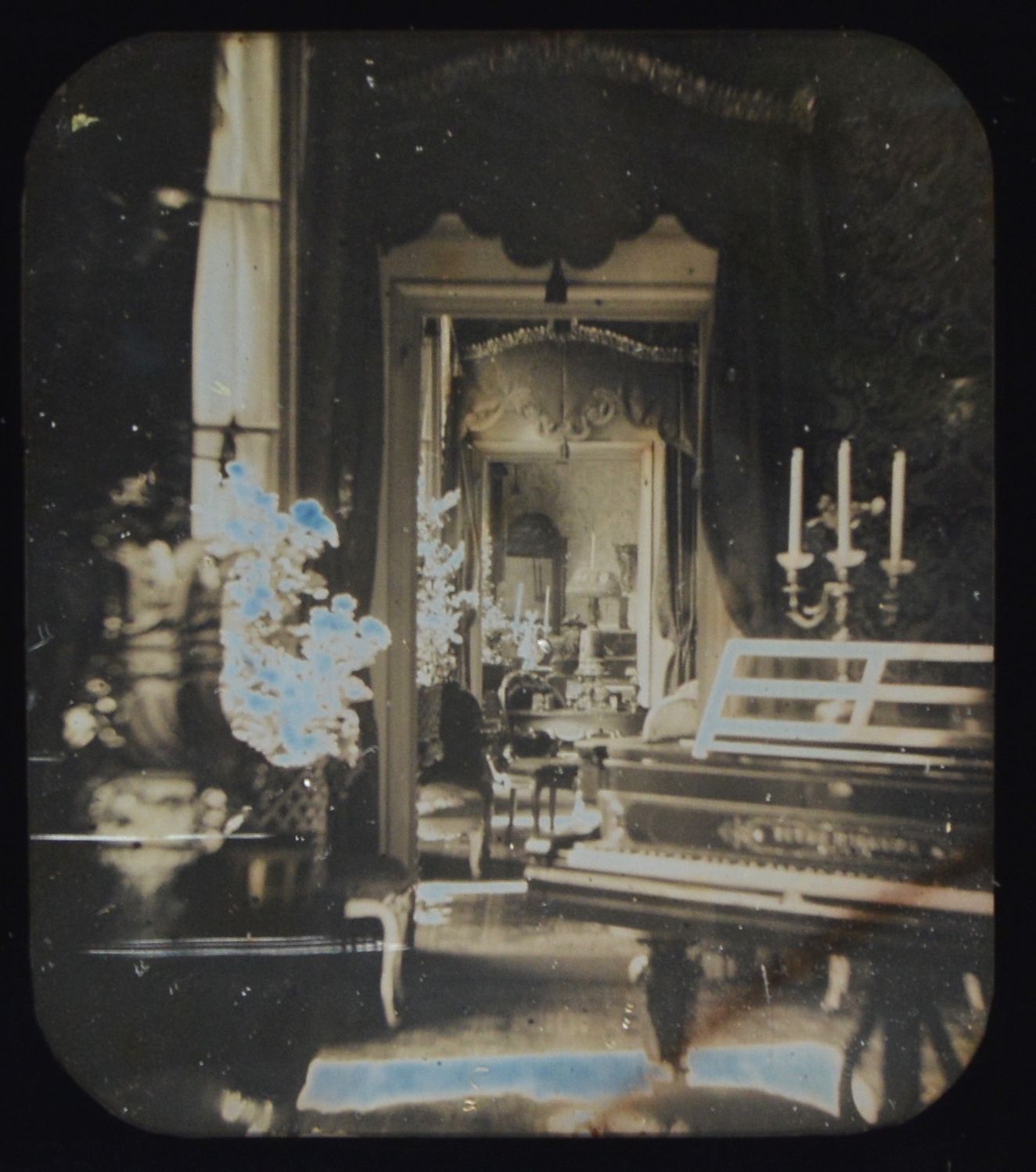 Circle of Alphonse Bernoud and Alexis Gaudin 室内有花束和钢琴，可能是。佛罗伦萨，约1854年 立体声达盖尔照相术（&hellip;
