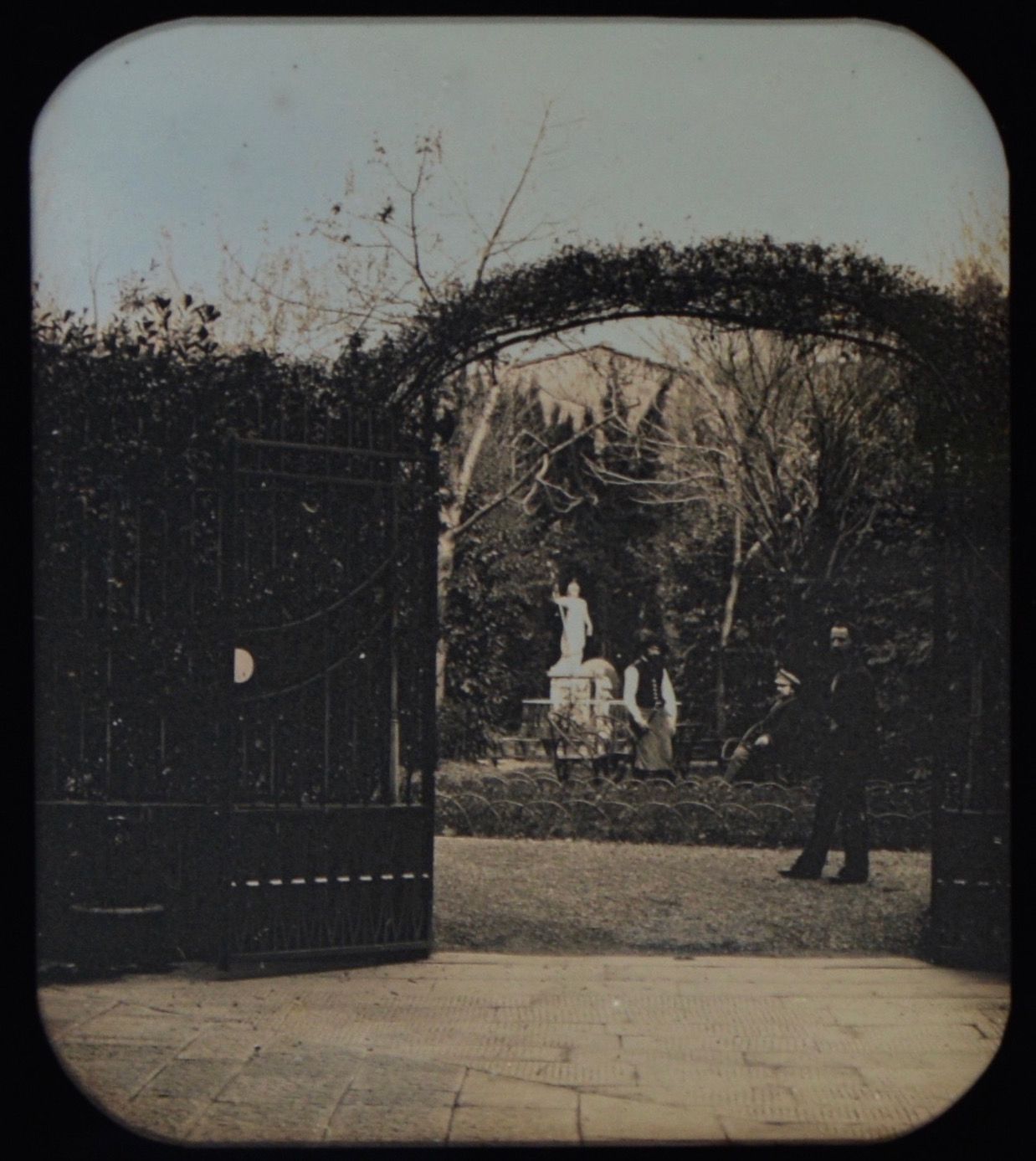 Alphonse Bernoud (1820-1889) 花园里的自画像，1854年 彩色立体达盖尔照相术（1/6版），原始支架上有印刷标签，玻璃被替换。标签上&hellip;