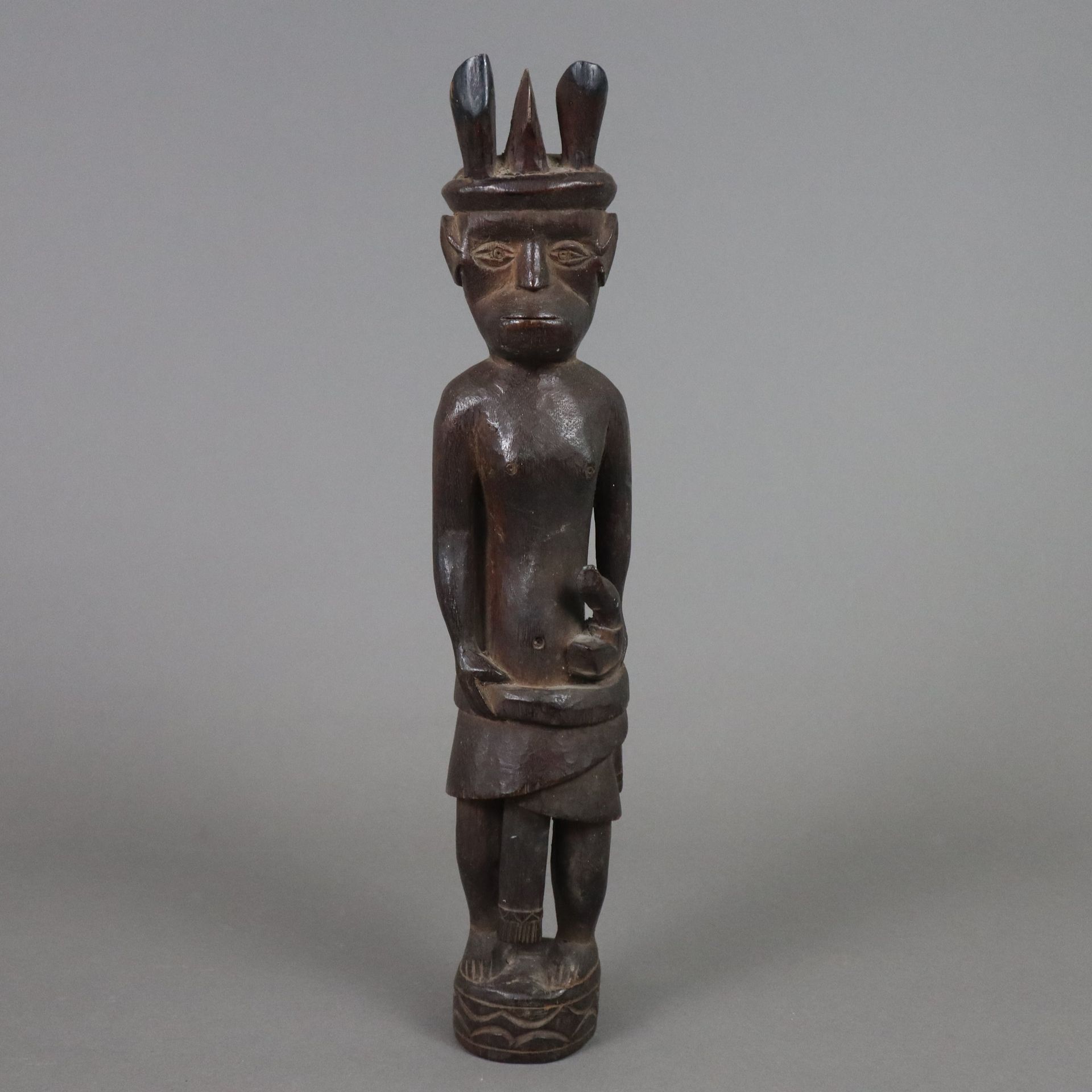 Null Figure d'ancêtre - Indonésie, bois, sculpté en plein cintre, figure masculi&hellip;
