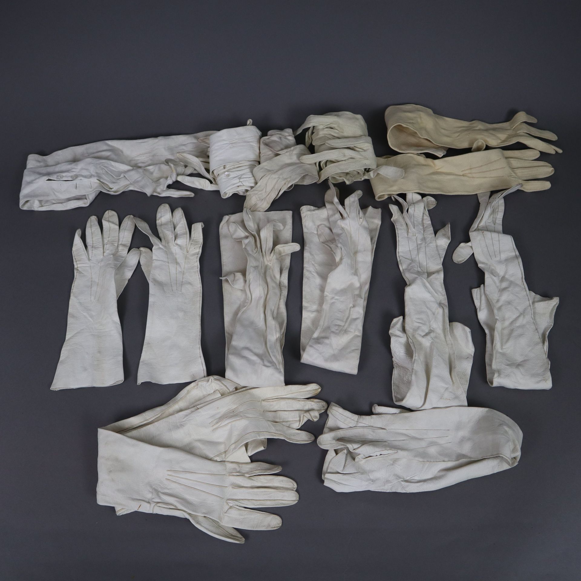 Null Mixed lot of glacé gloves for young ladies - around 1900, 19 pieces in tota&hellip;
