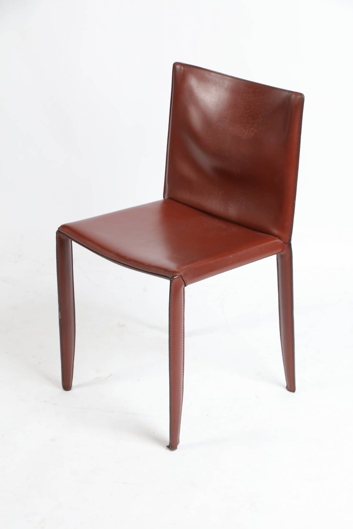 Null CATTELAN，意大利，酒红色的皮椅。