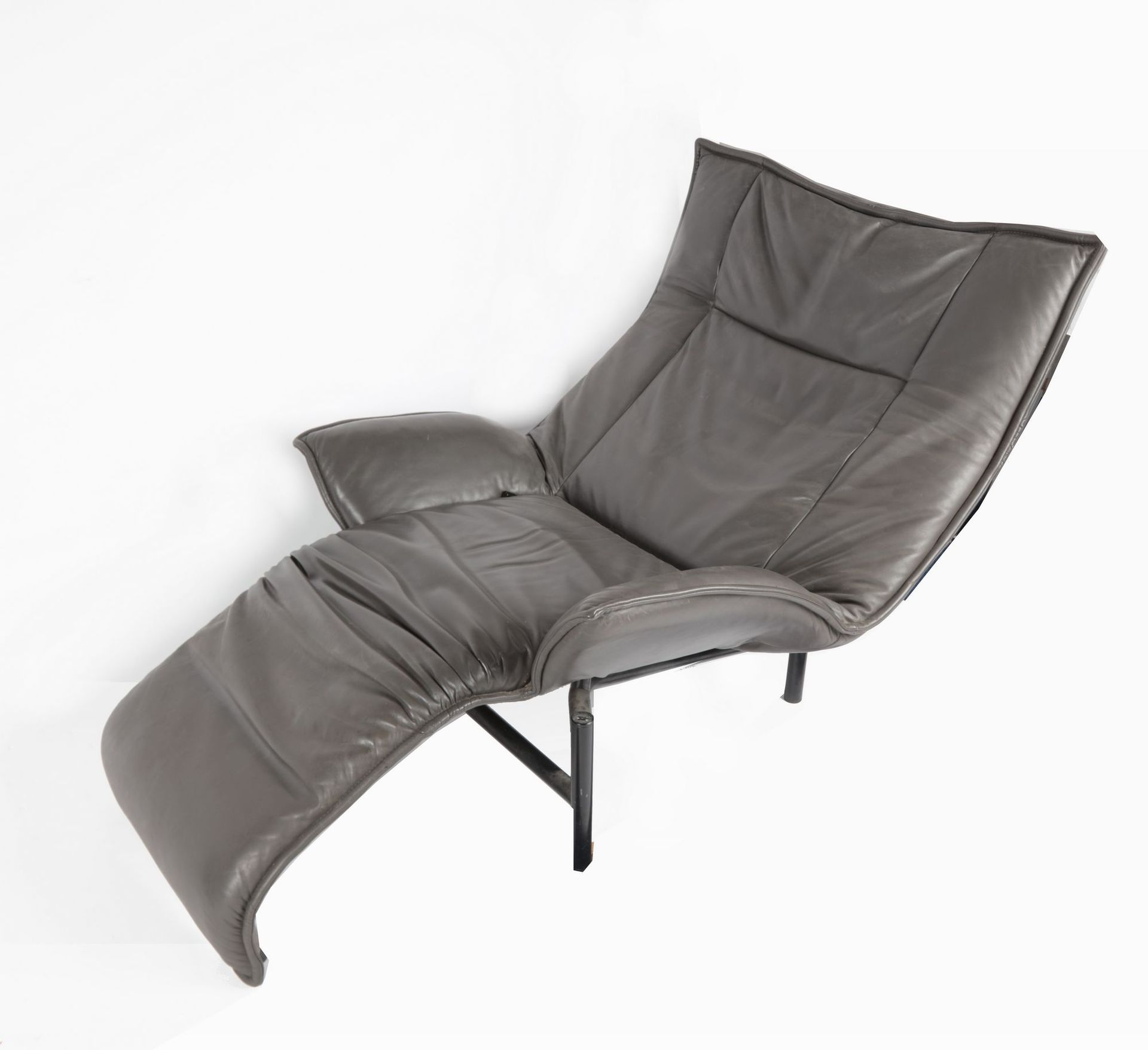 Null 
Vico MAGISTRETTI, édition Cassina large fauteuil en cuir gris, à système, &hellip;