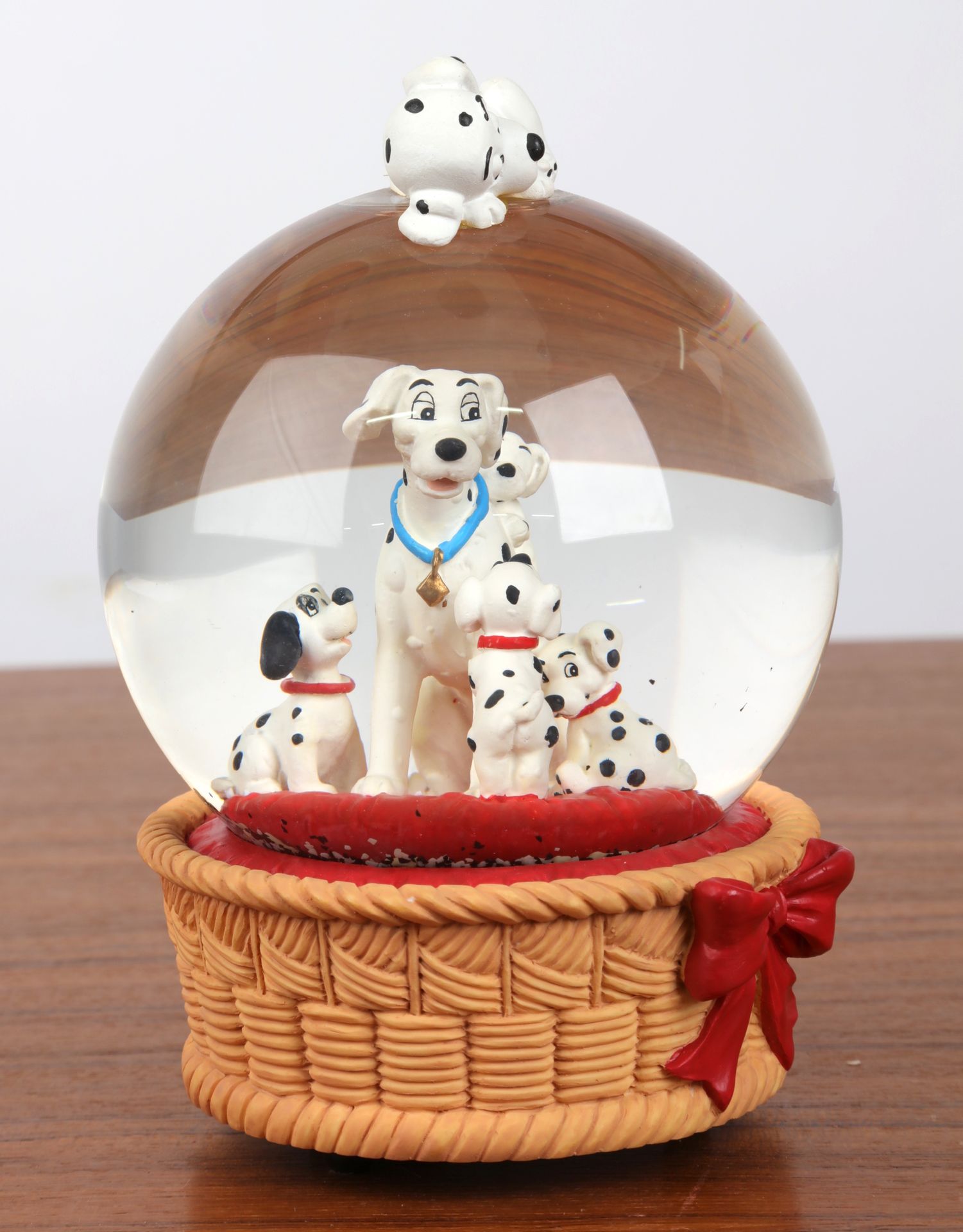Null "Christmas ball", and music box with "101 dalmatians" decoration. 16x12cm.