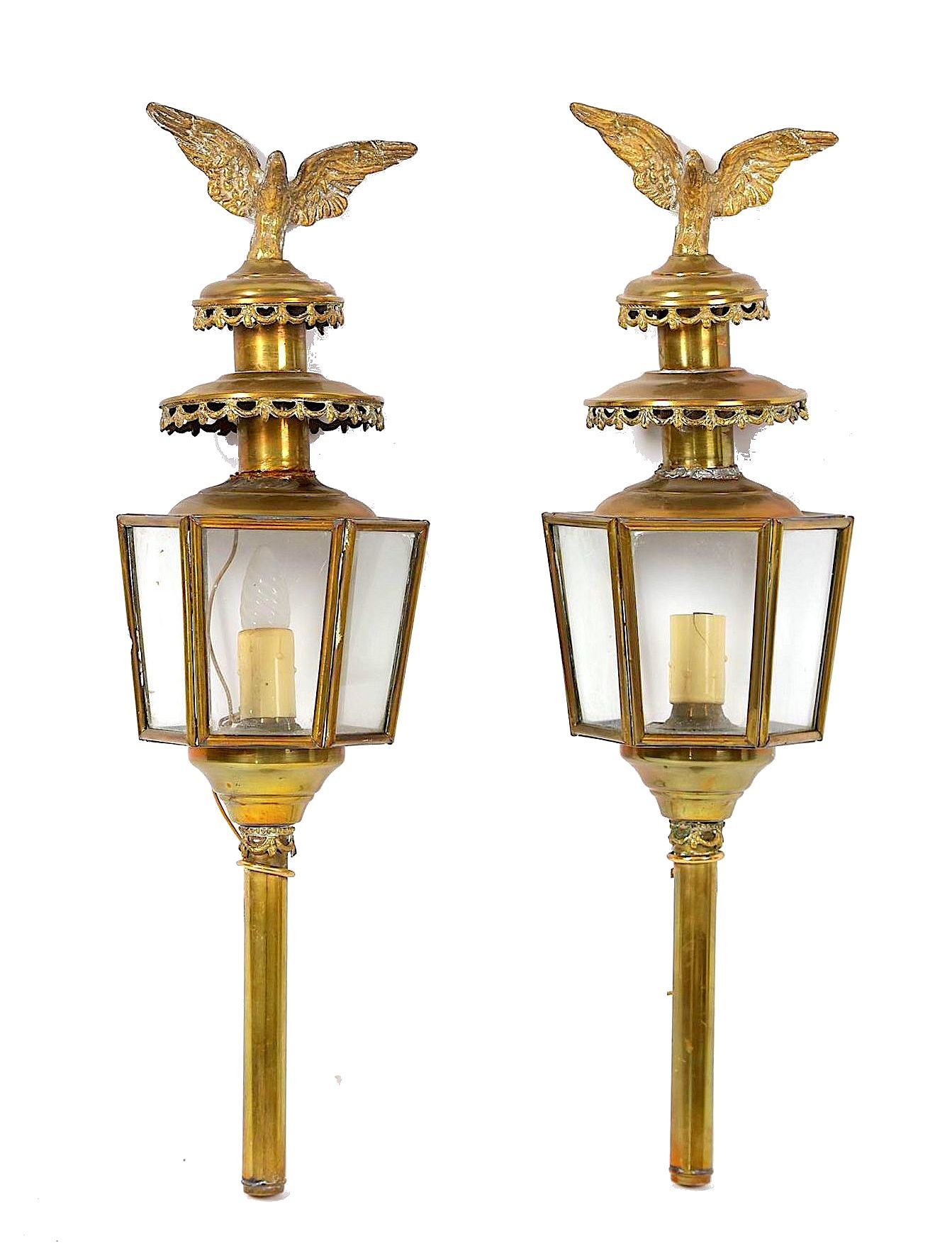 Null Pair of lanterns topped by an eagle. Height : 80 cm.