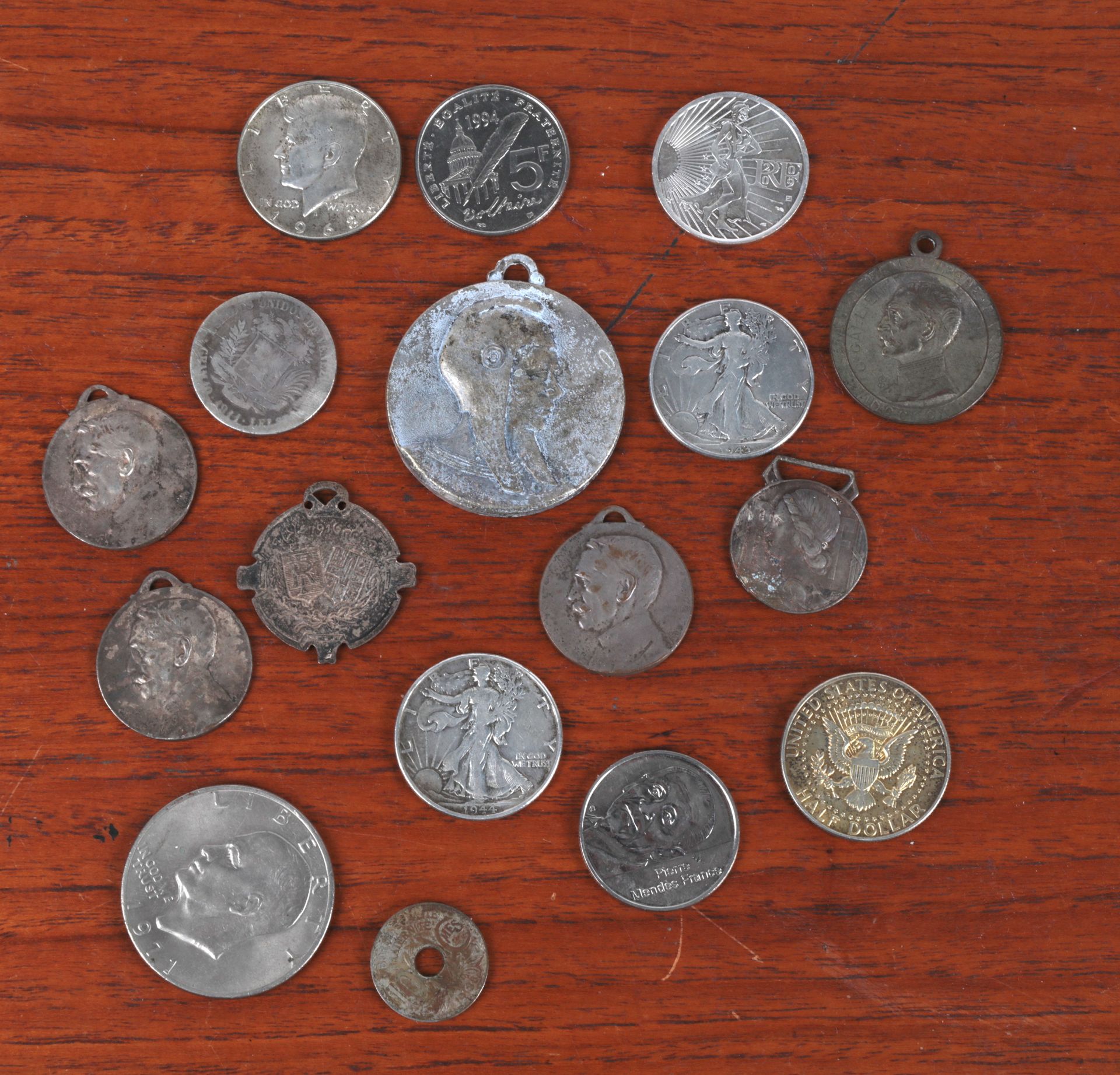 Null Heftchen mit Münzen und Scheinen, verschiedene Länder