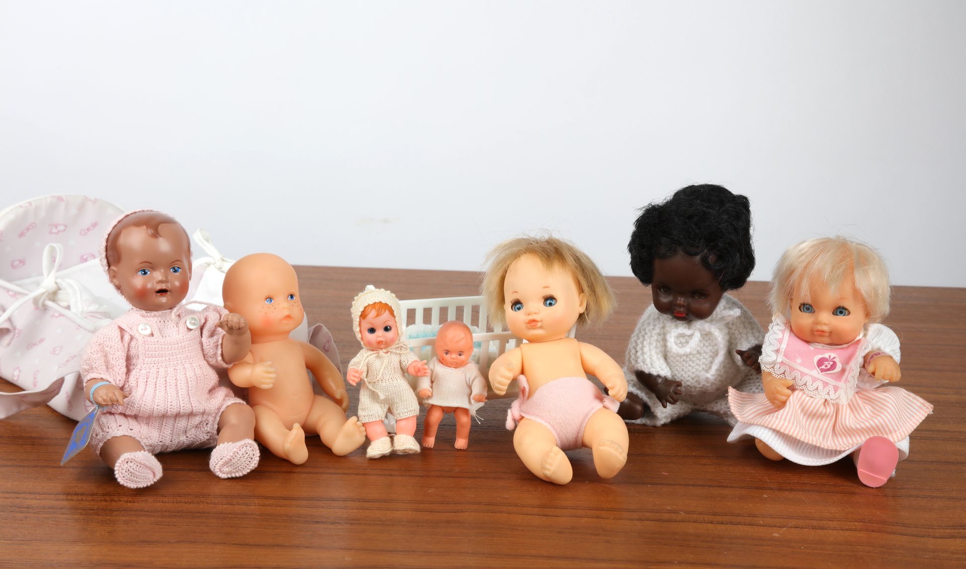 Null Lot de 7 poupées, dont 2 baigneurs et 2 poupées bébé.