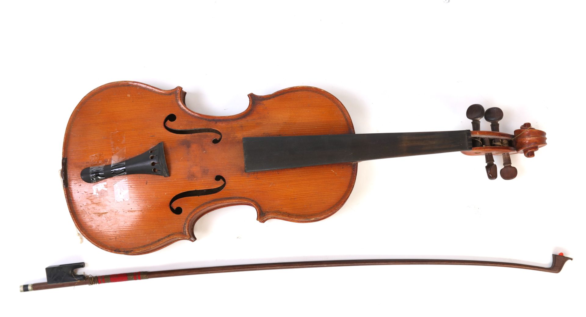 Null 
小提琴（52厘米）和弓（59.5厘米），在状态。(参考文献：1873)